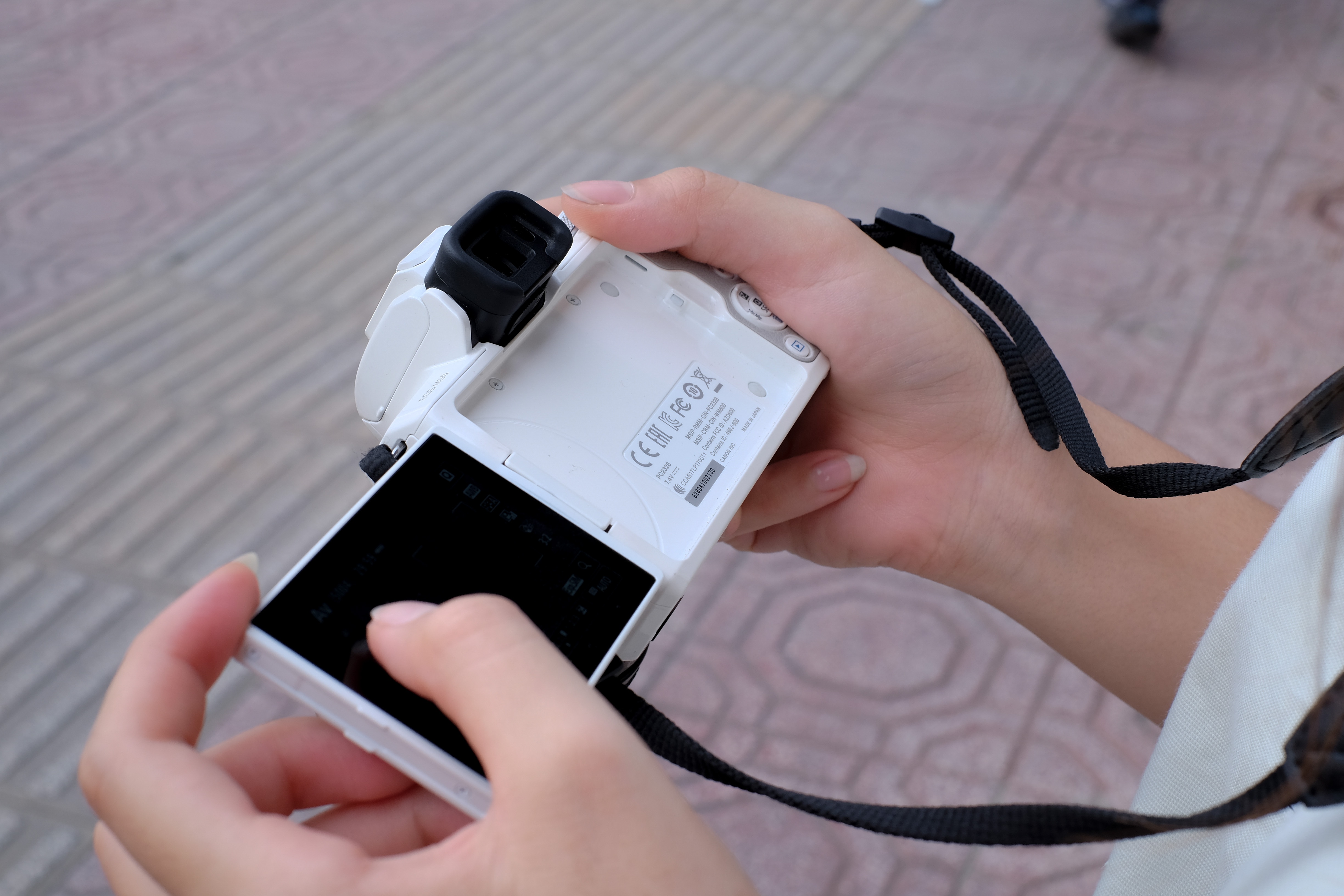 co nen mua canon m50 anh 6