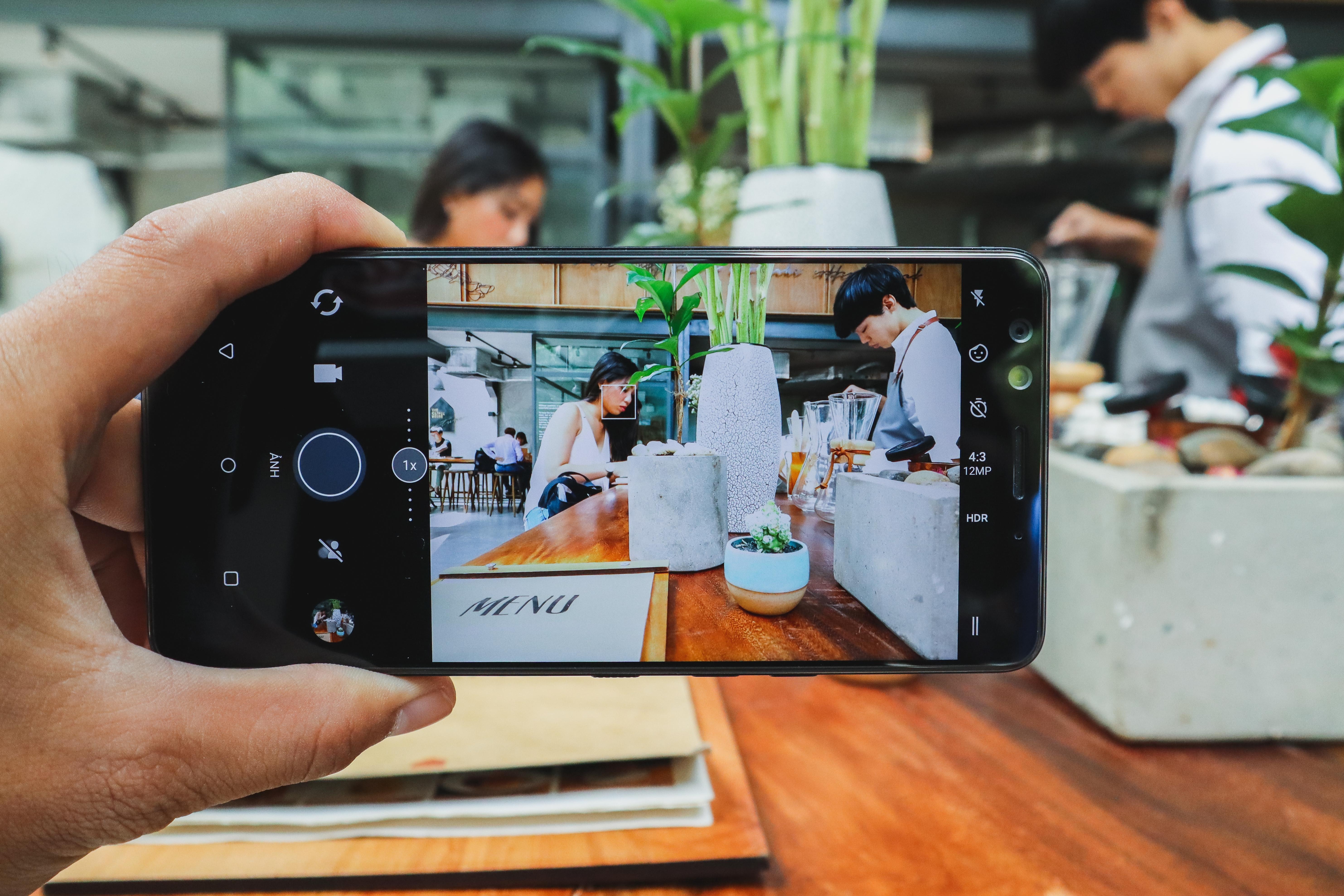 Co nen mua HTC U12 Plus anh 14