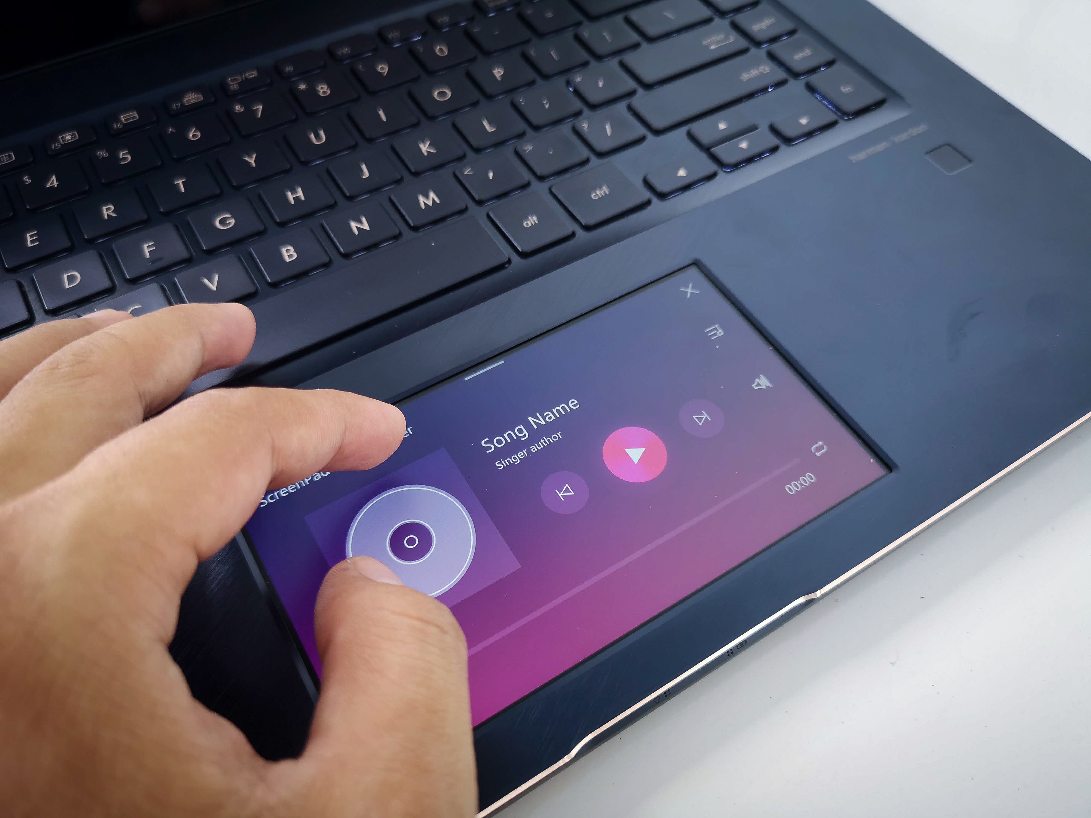 Zenbook Pro UX580 anh 8