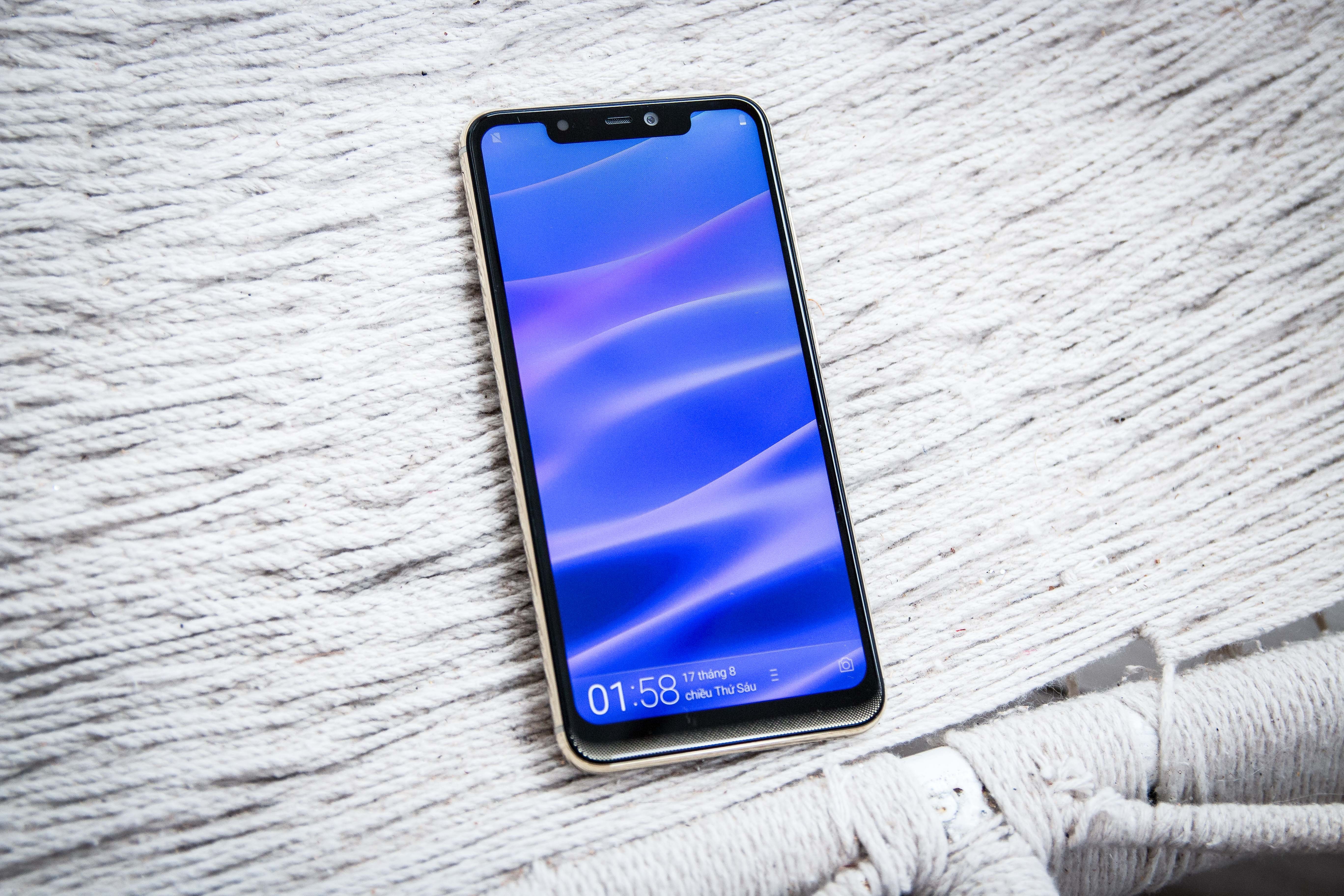 Mobiistar sap ra smartphone giong iPhone X, camera kep hinh anh