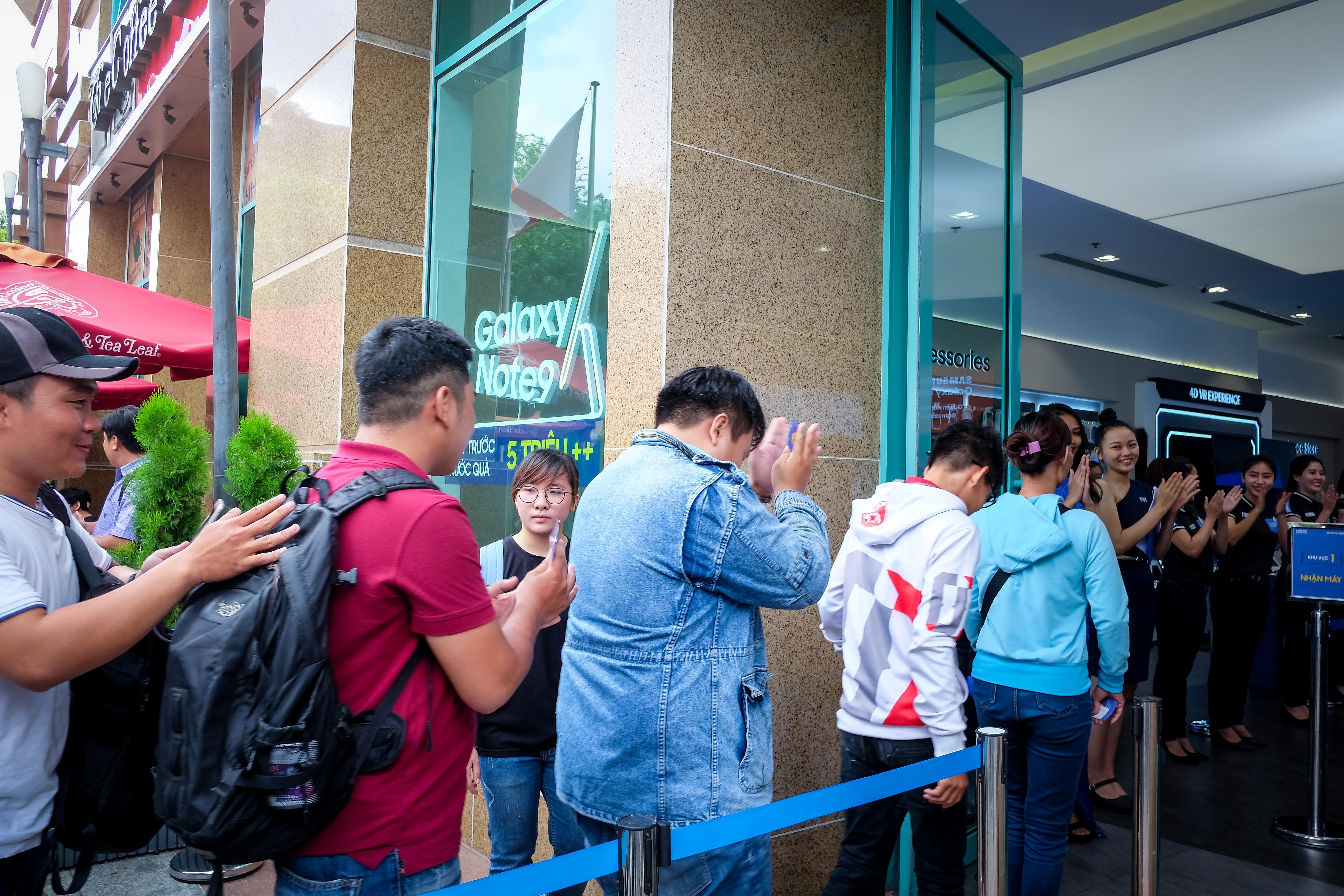 xep hang mua Note9 anh 6