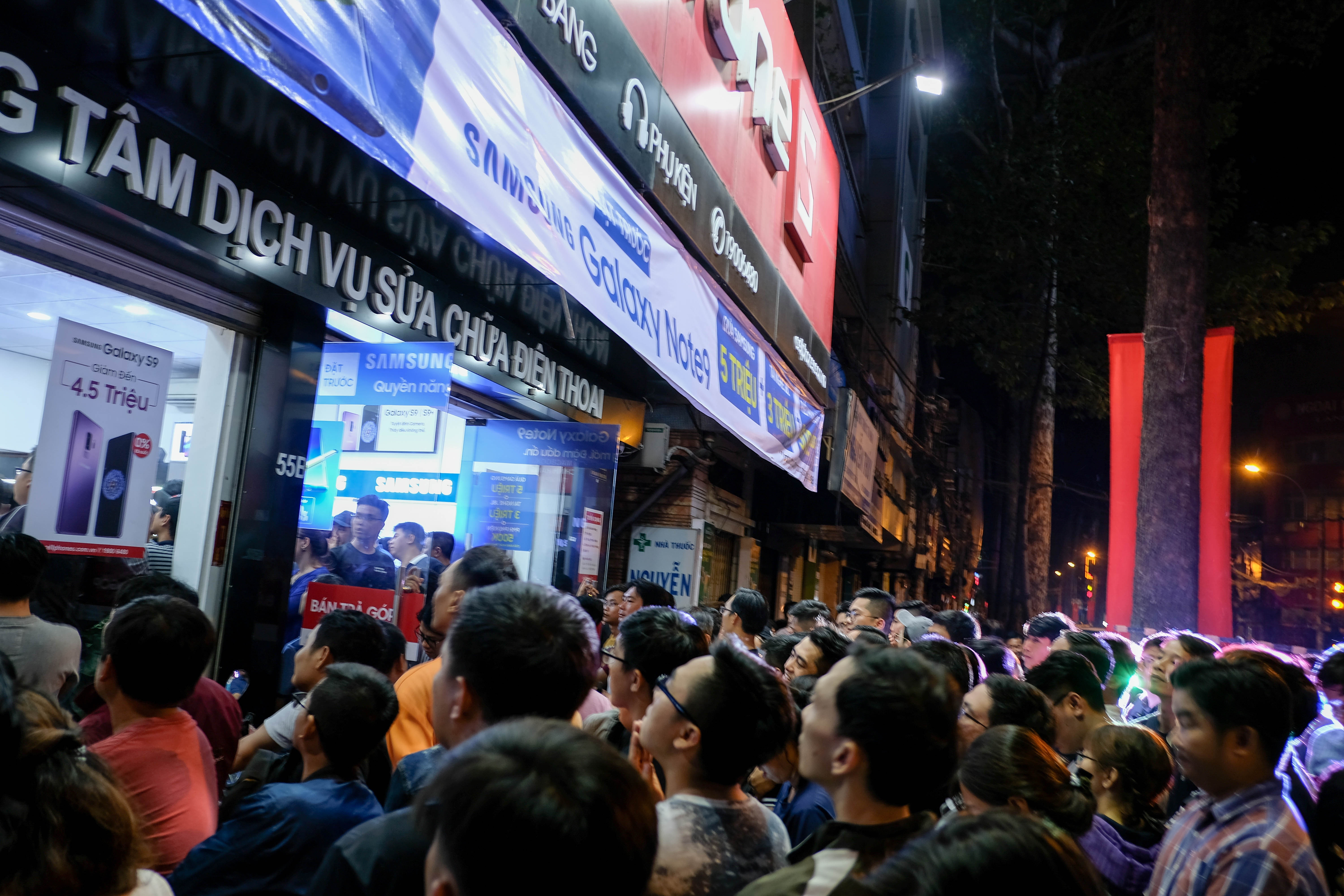 Hang tram nguoi xep hang cho mua Galaxy Note9 luc nua dem hinh anh