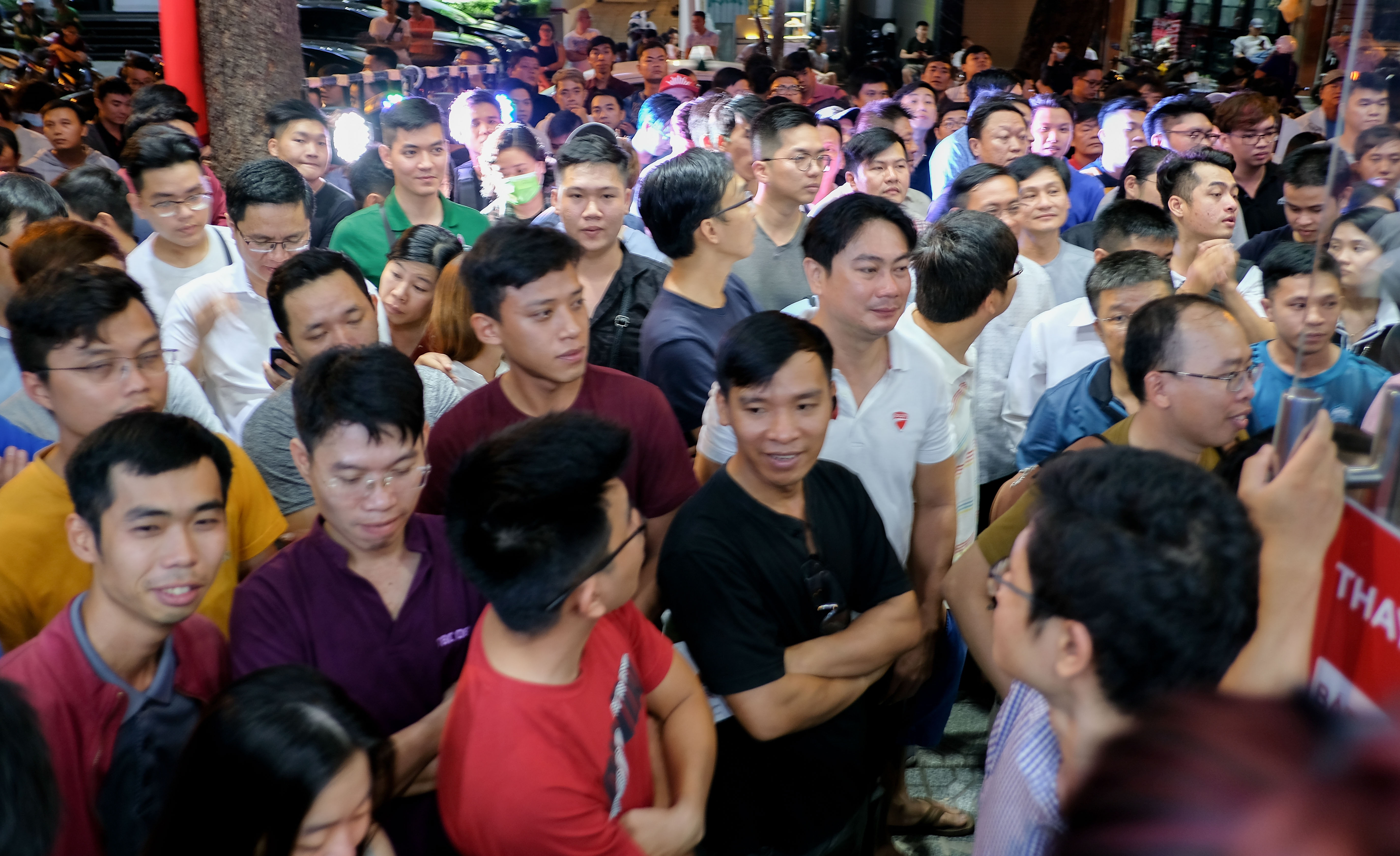 Xep hang cho mua Samsung Galaxy Note9 luc nua dem hinh anh