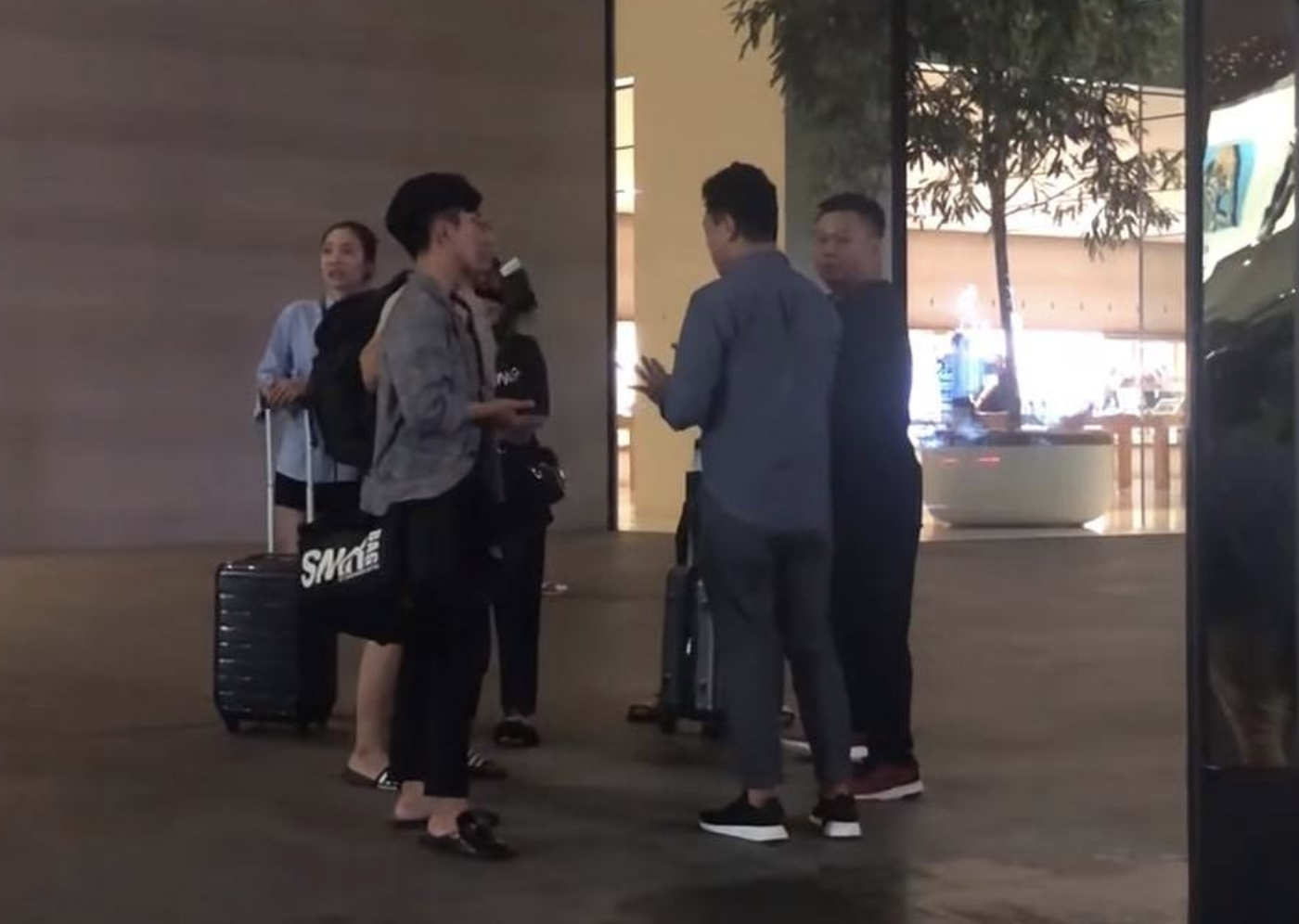 Apple Store Singapore cam tu tap xep hang som mua iPhone XS hinh anh