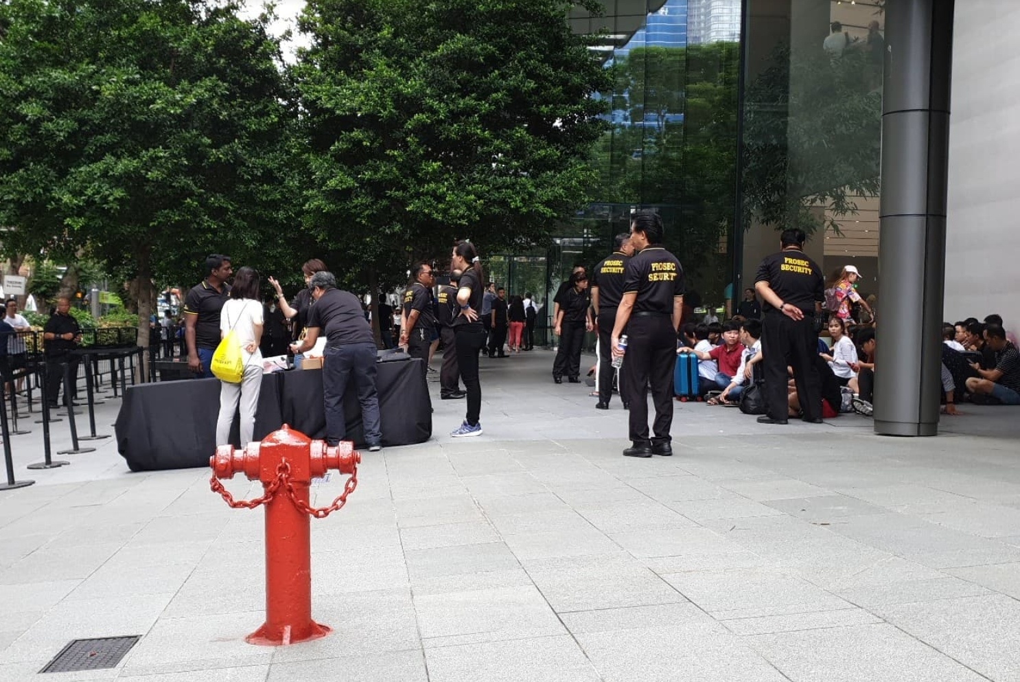 Xep hang mua iPhone XS anh 2