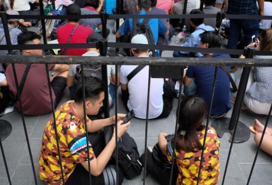 Nguoi VN xep hang som cho iPhone XS, gia 3,4 trieu/suat mua hinh anh