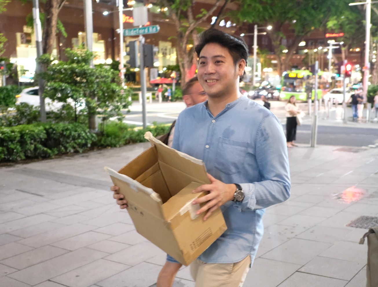 Huawei bat ngo phat qua cho nguoi cho mua iPhone XS o Singapore hinh anh