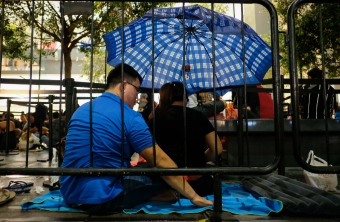 Nguoi VN doi mua qua dem truoc sanh Apple Store cho mua iPhone moi hinh anh