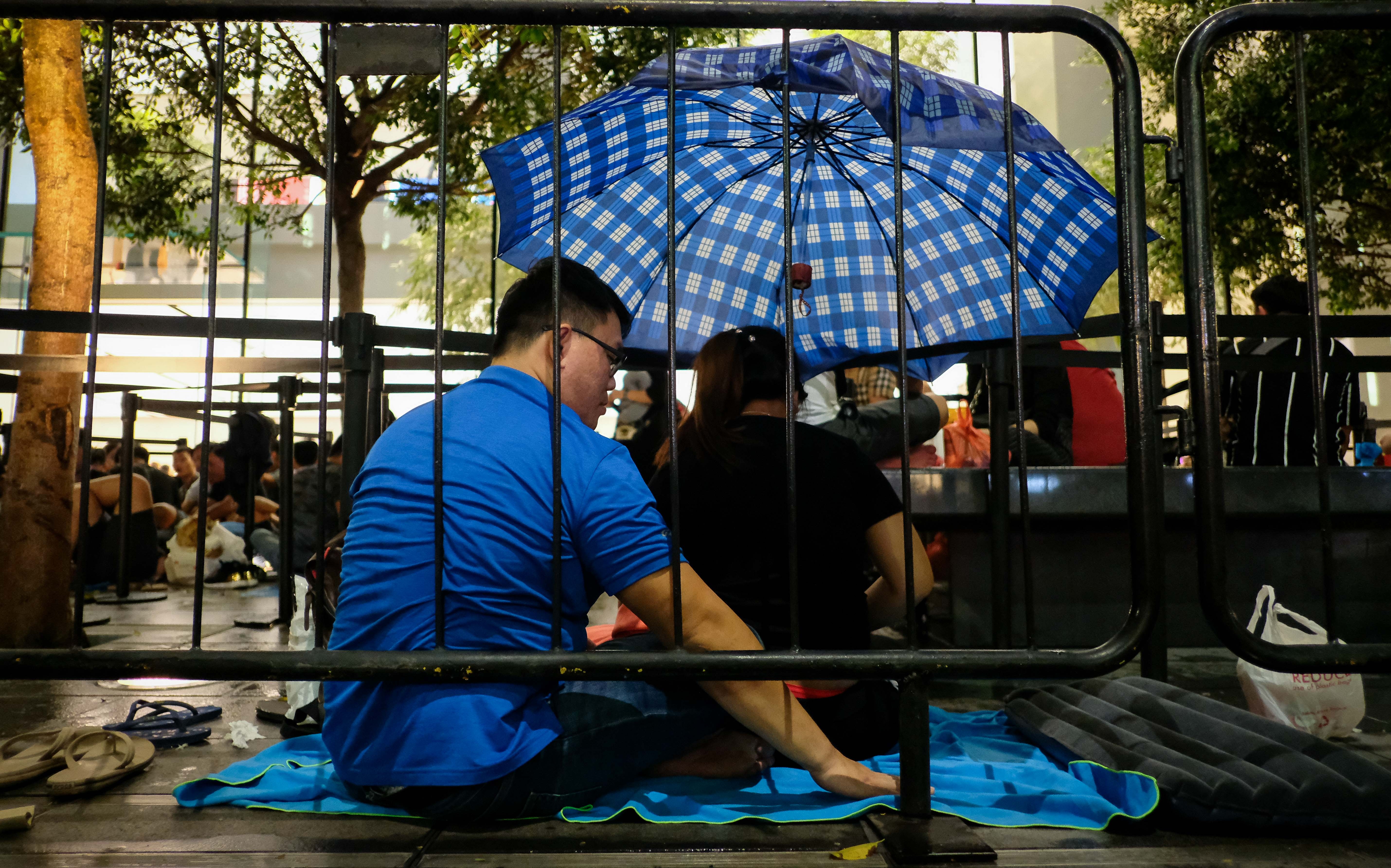 Xep hang mua iphone XS anh 1