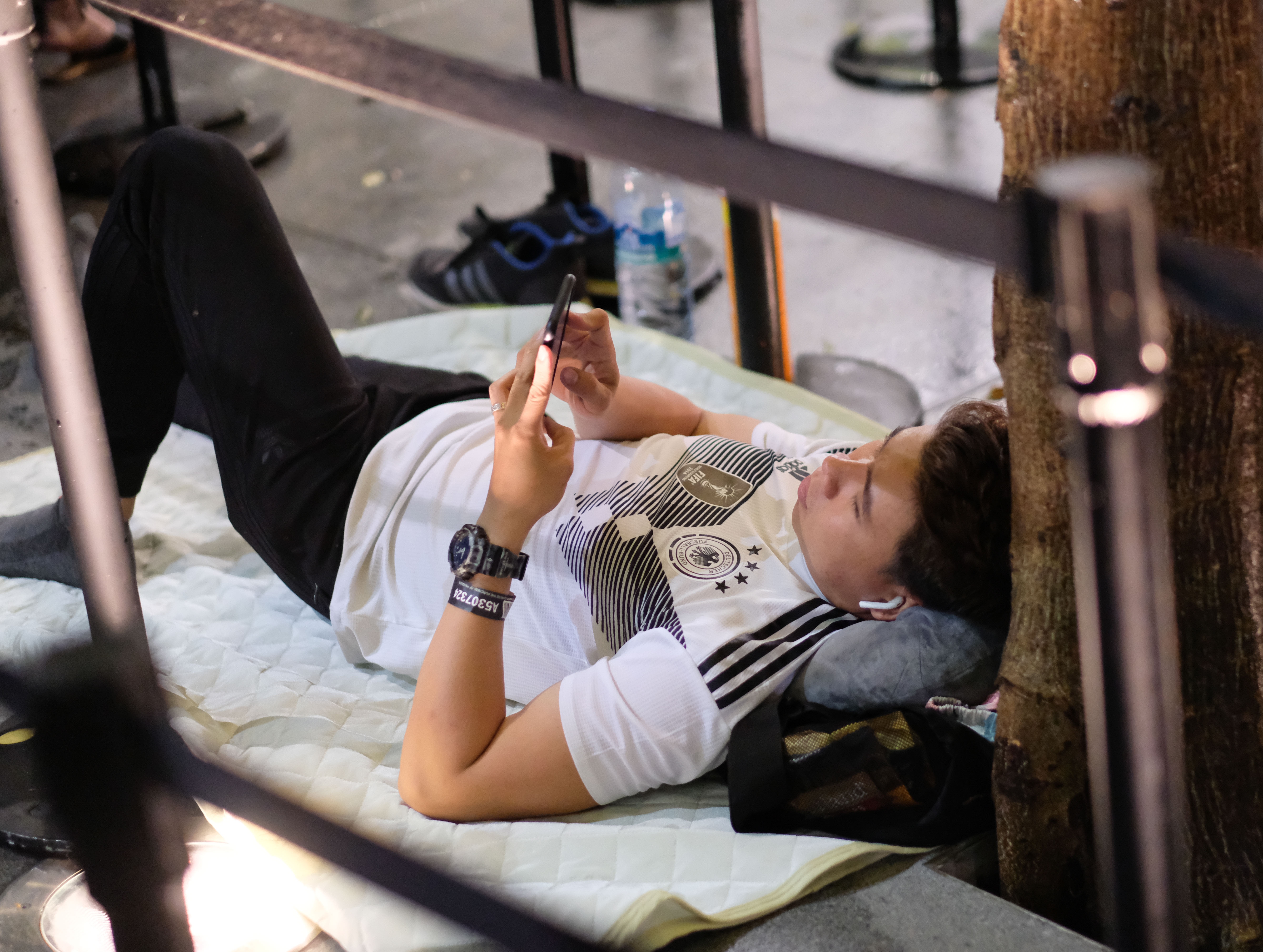 Xep hang mua iphone XS anh 6