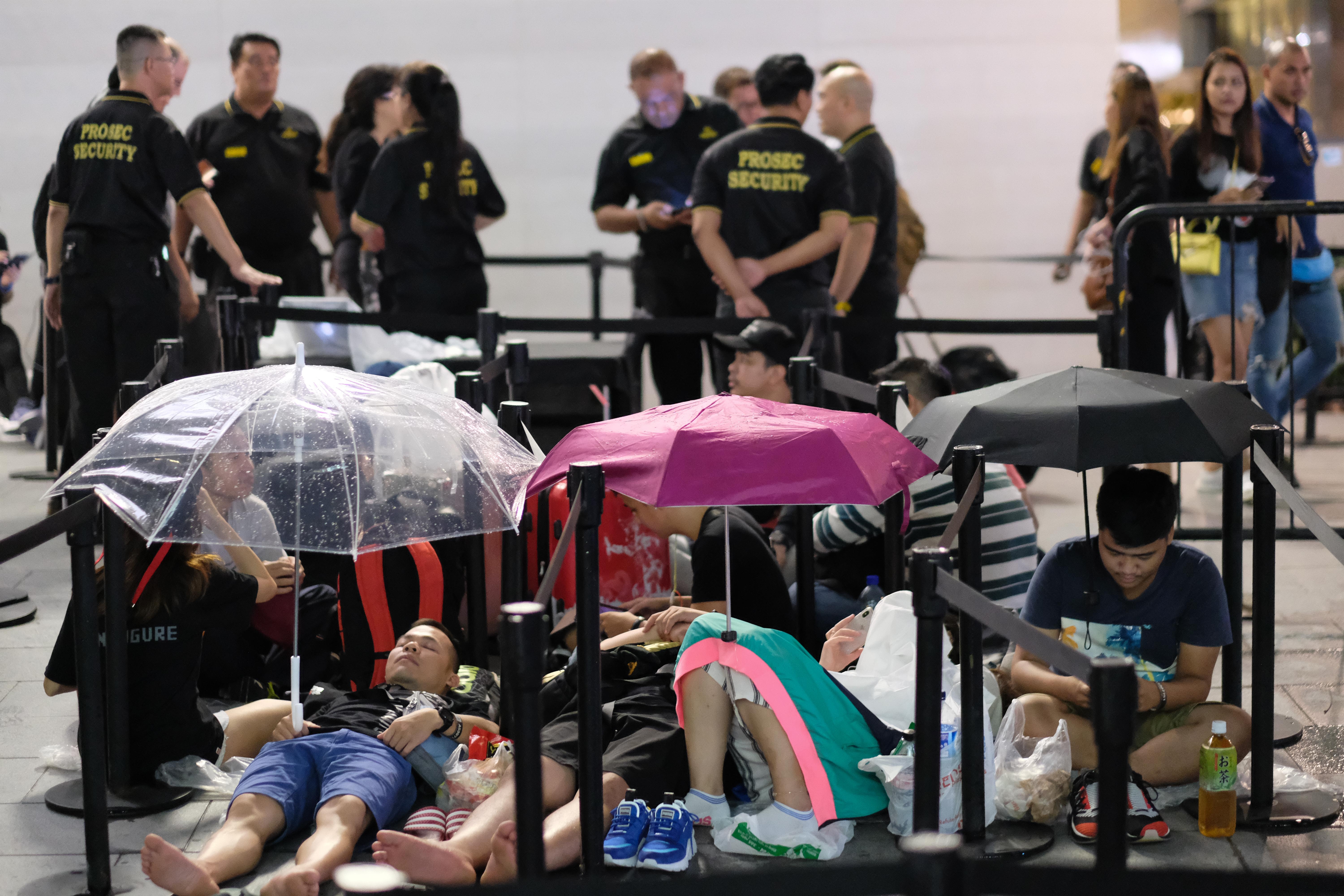 Xep hang mua iphone XS anh 4