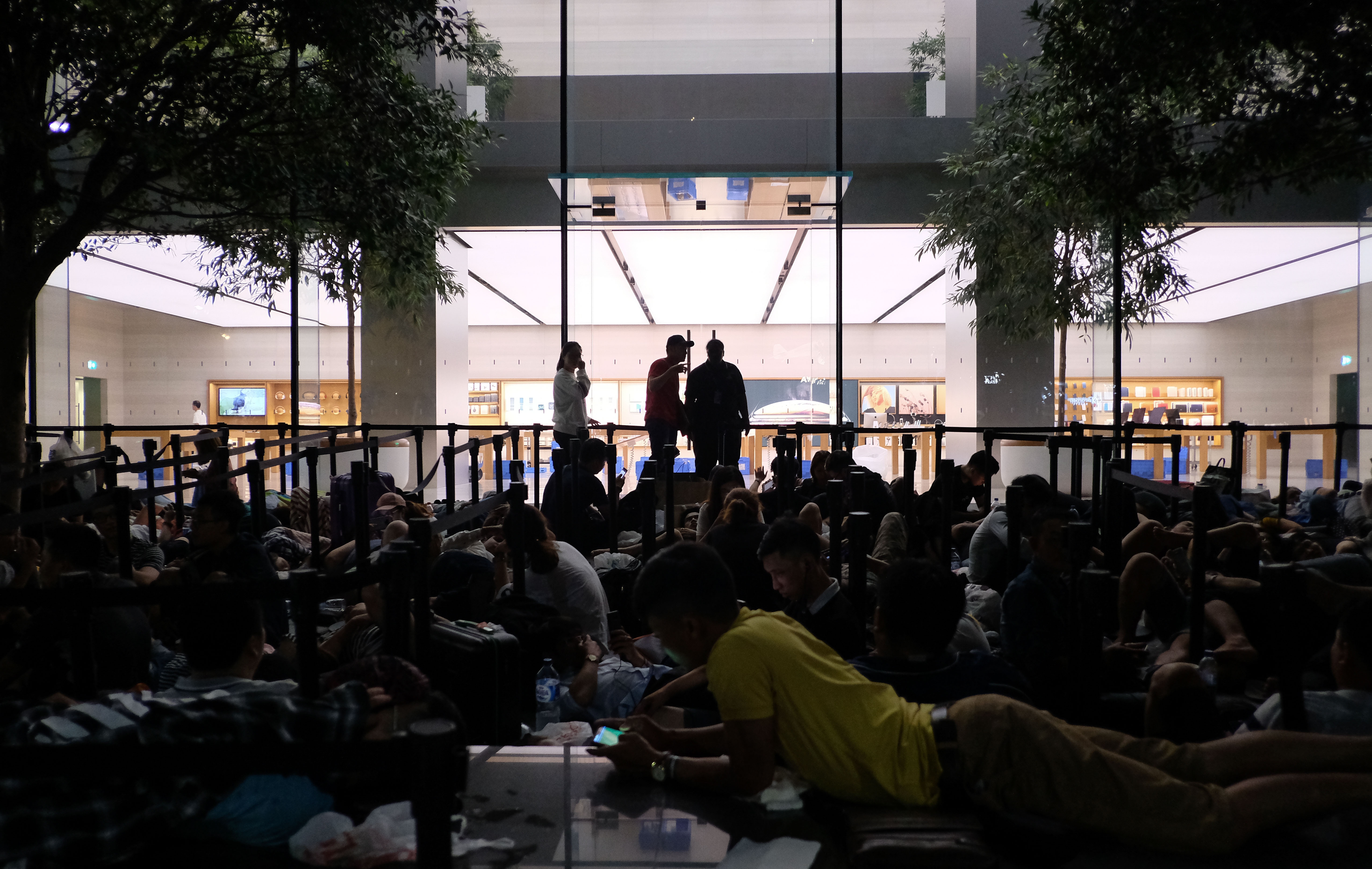 Xep hang mua iphone XS anh 9