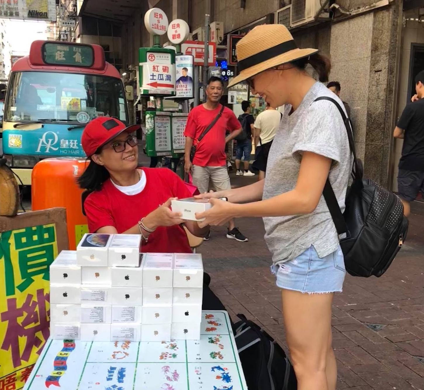 iPhone XS ban nhu rau le duong o Hong Kong hinh anh