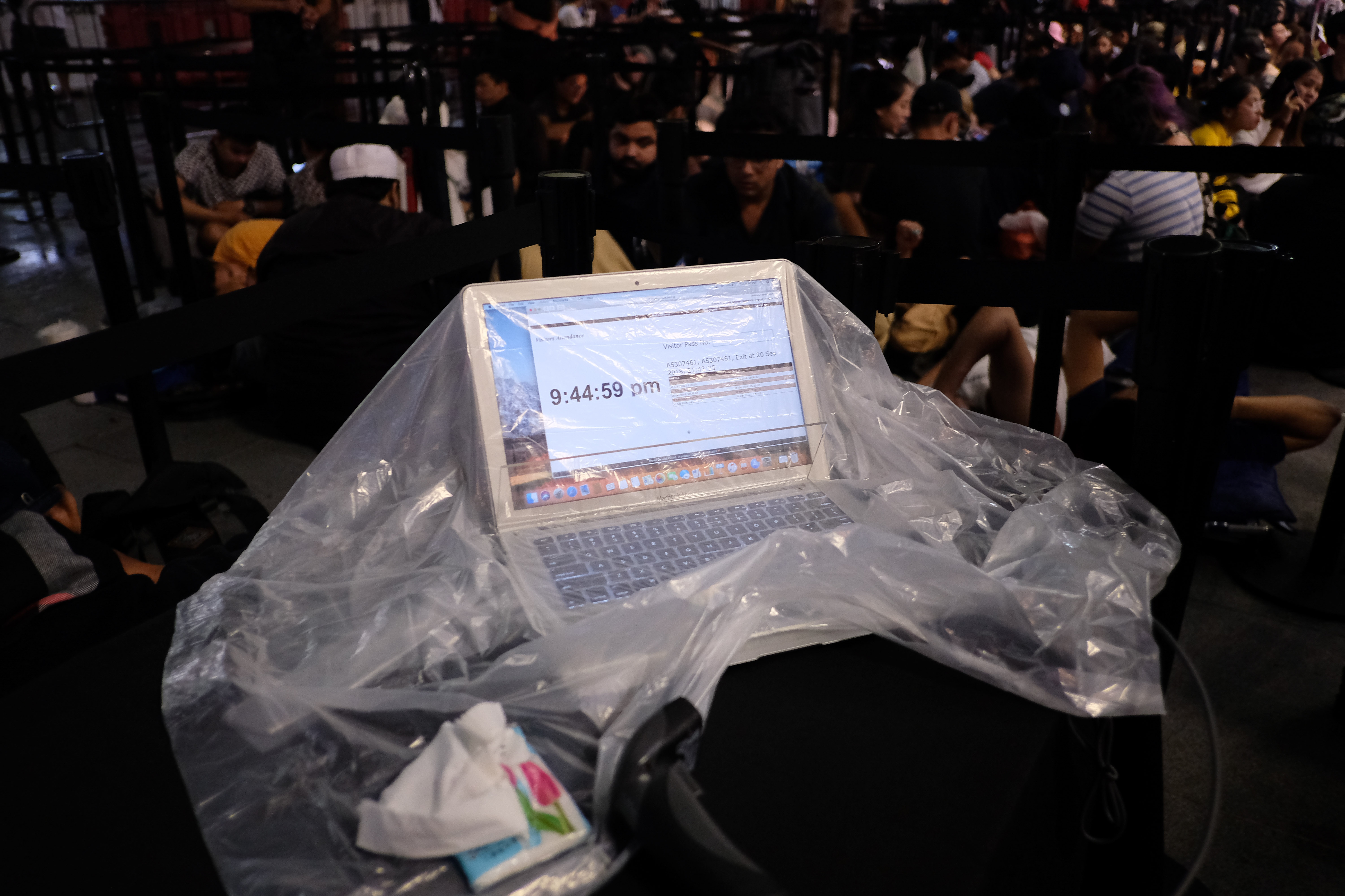 xếp hàng mua iphone ảnh 11 xep hang mua iphone anh 11