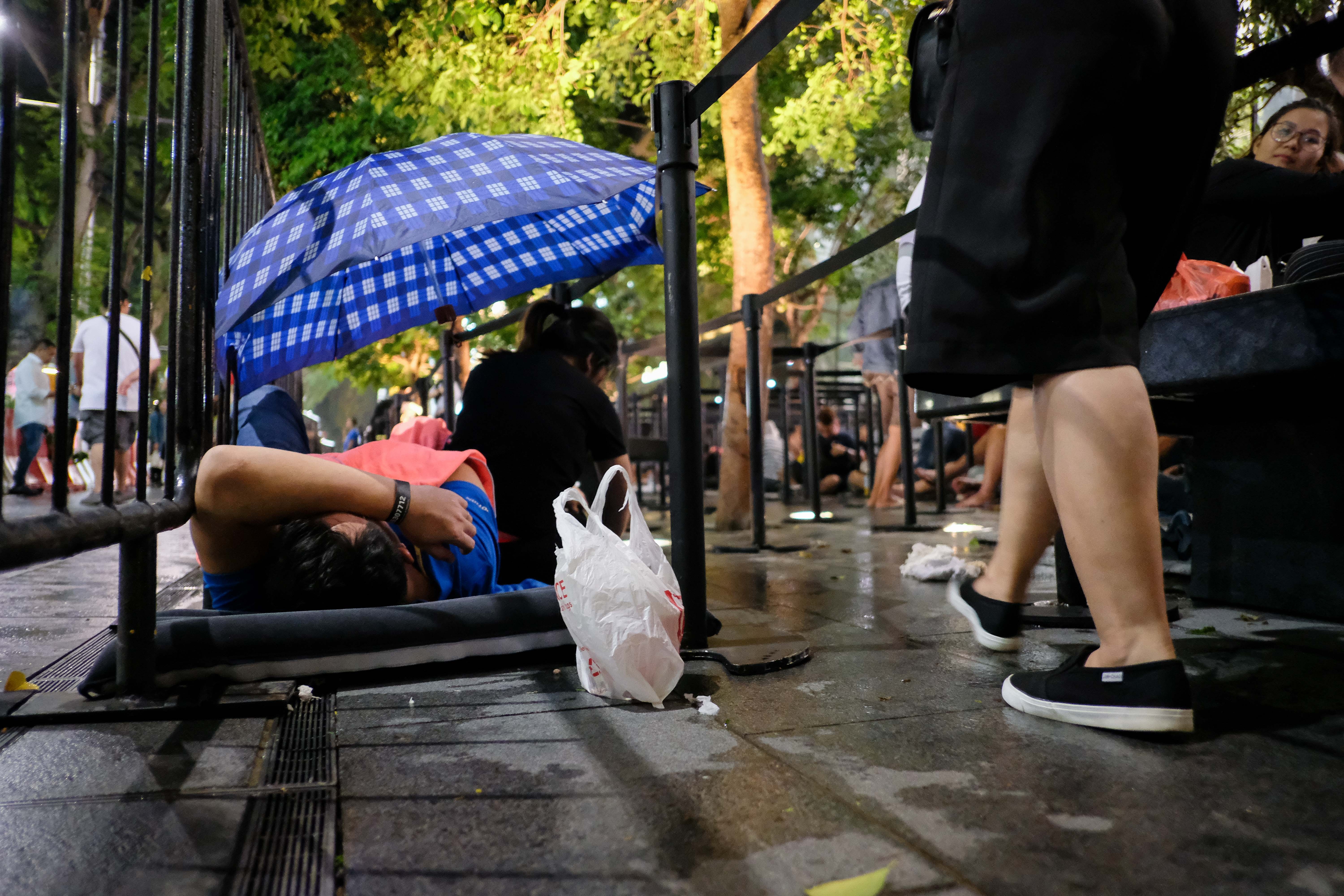 xếp hàng mua iphone ảnh 2 xep hang mua iphone anh 2