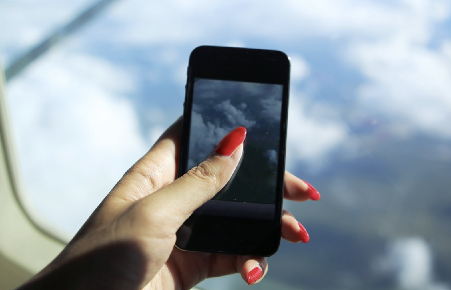 Dung dien thoai khi may bay cat va ha canh bi phat 3-5 trieu dong hinh anh