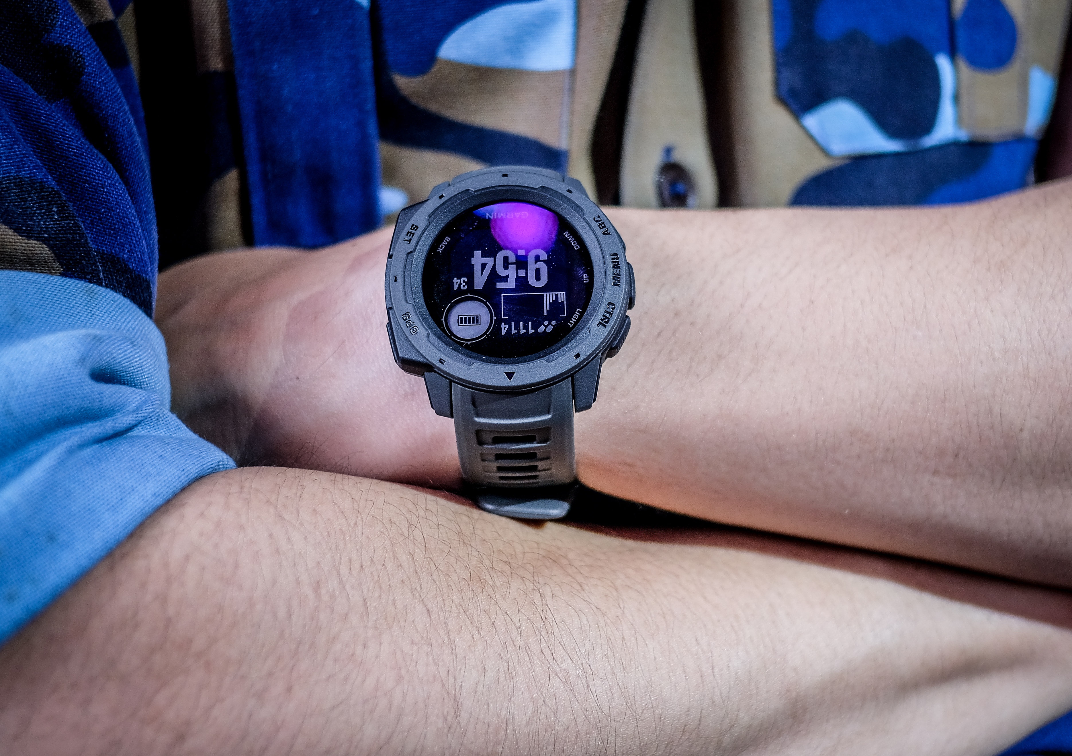 Smartwatch tieu chuan quan doi My, gia 7,5 trieu dong hinh anh