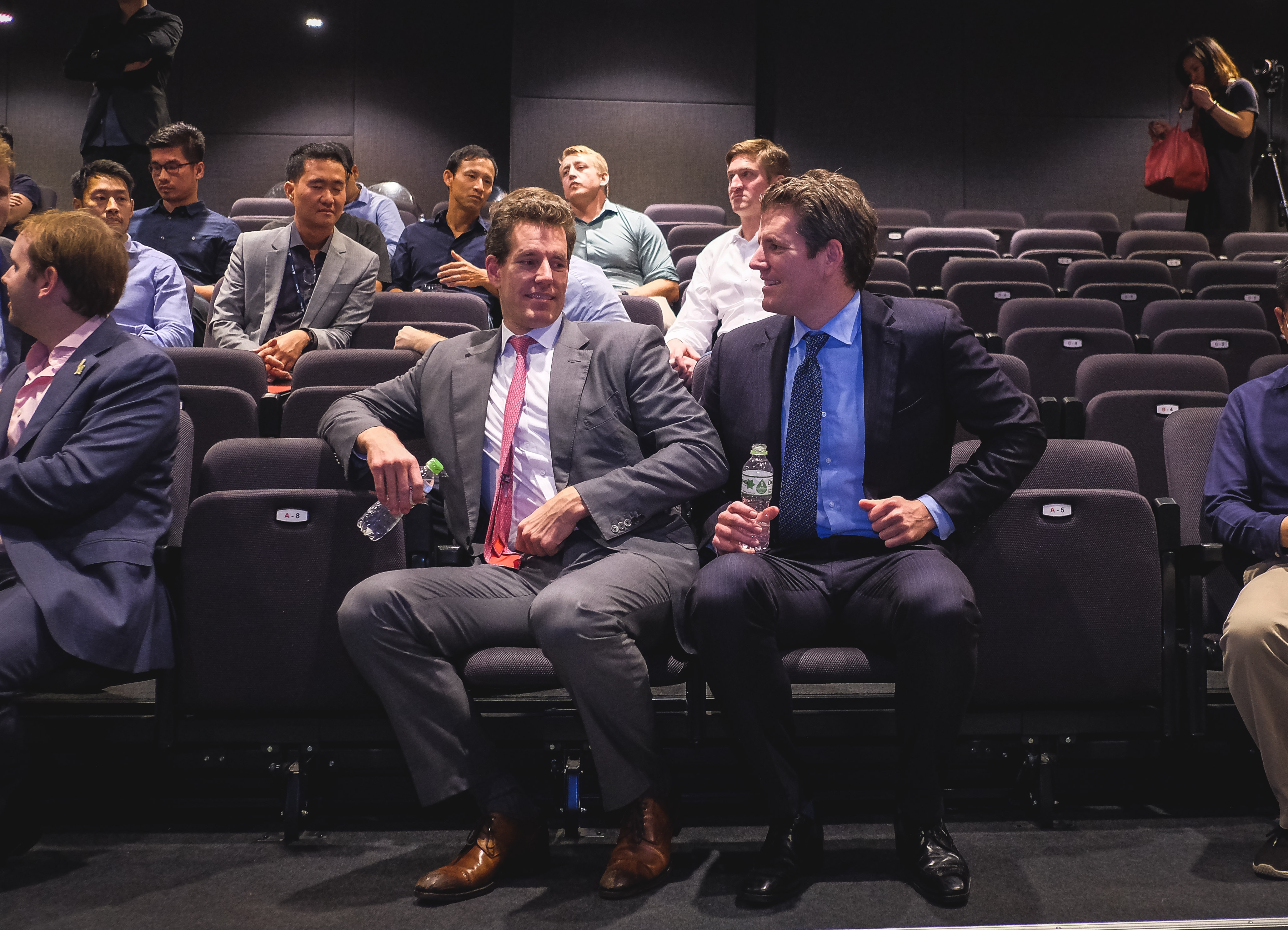 Cha de y tuong Facebook: 'Mang xa hoi khong phai tuong lai nhan loai' hinh anh