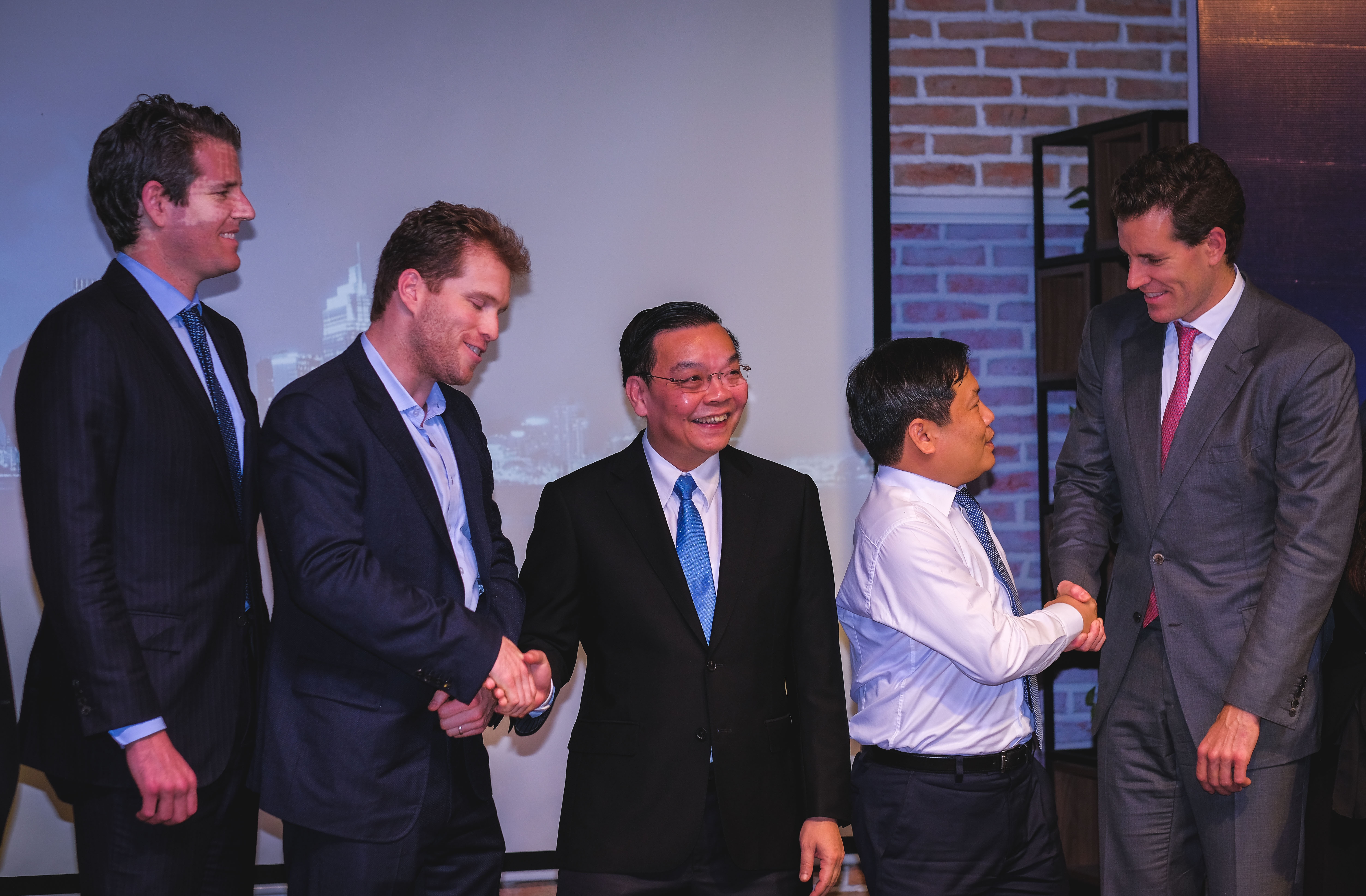 cap song sinh ty phu bitcoin anh 3