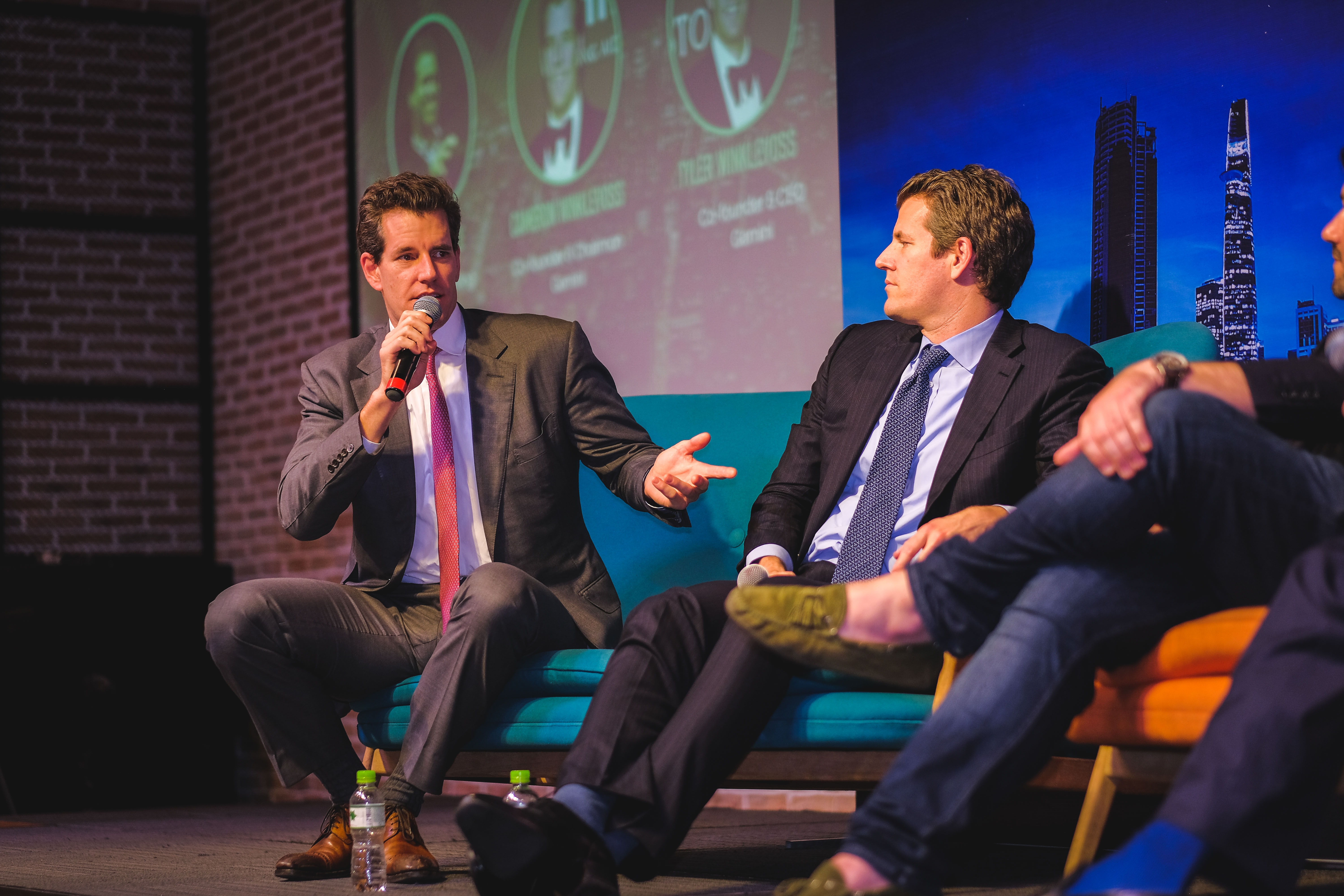 cap song sinh ty phu bitcoin anh 2