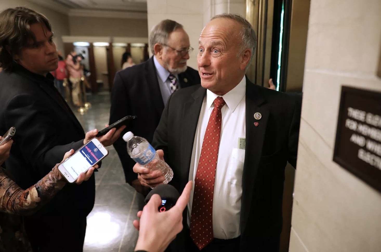 Dan bieu Ha vien My nham Google san xuat iPhone hinh anh