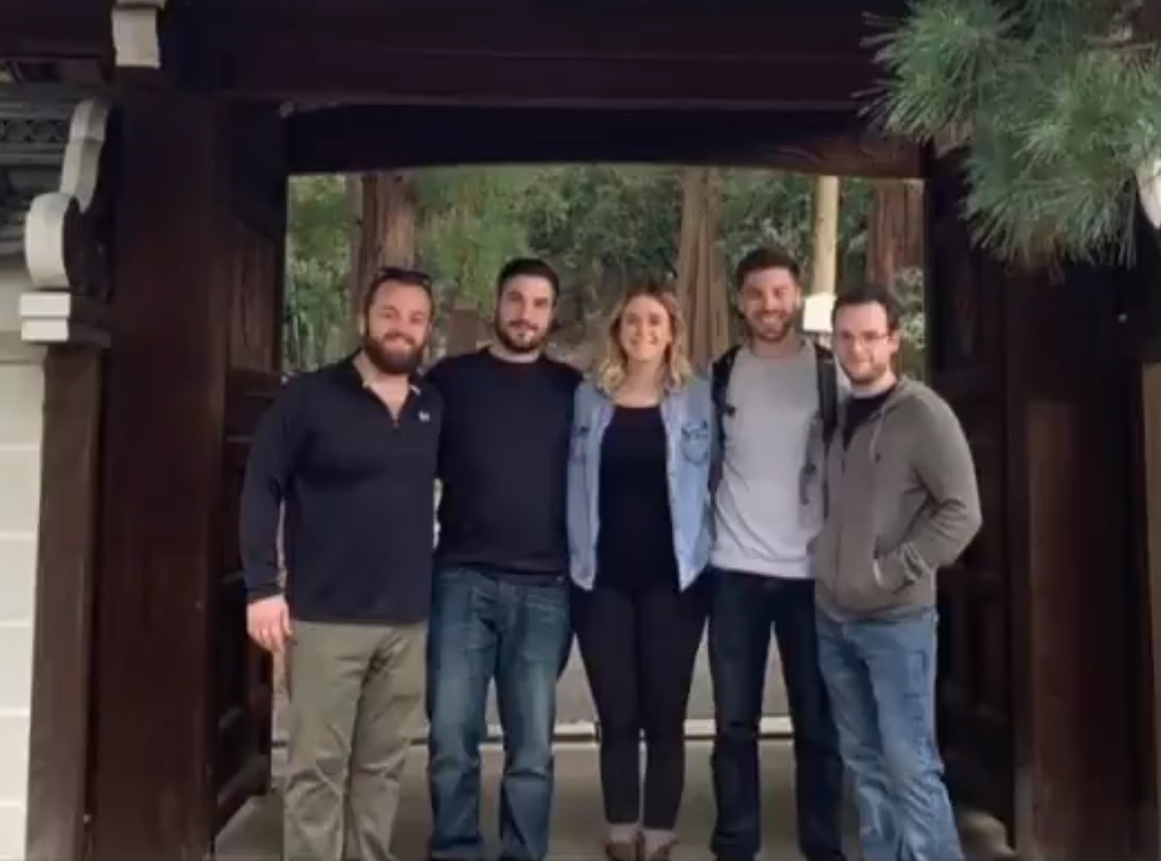 iPhone cuu mang mot nhom nguoi giua bien hinh anh