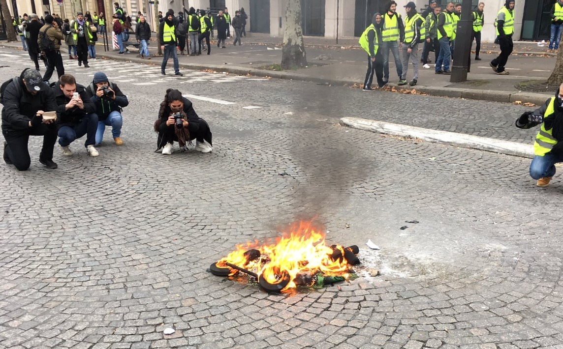 Buc anh so sanh 'boc me' Paris trong bien lua la gia hinh anh