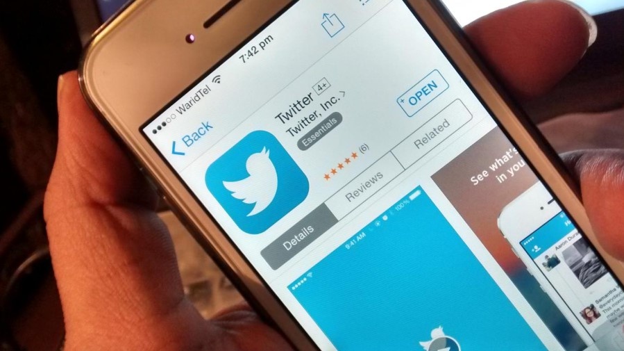 Huawei dang tweet chuc mung nam moi bang iPhone hinh anh