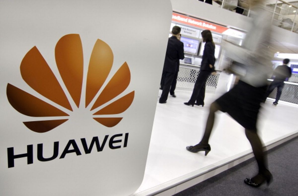 Huawei phat nang nhan vien dang tweet chuc mung nam moi bang iPhone hinh anh