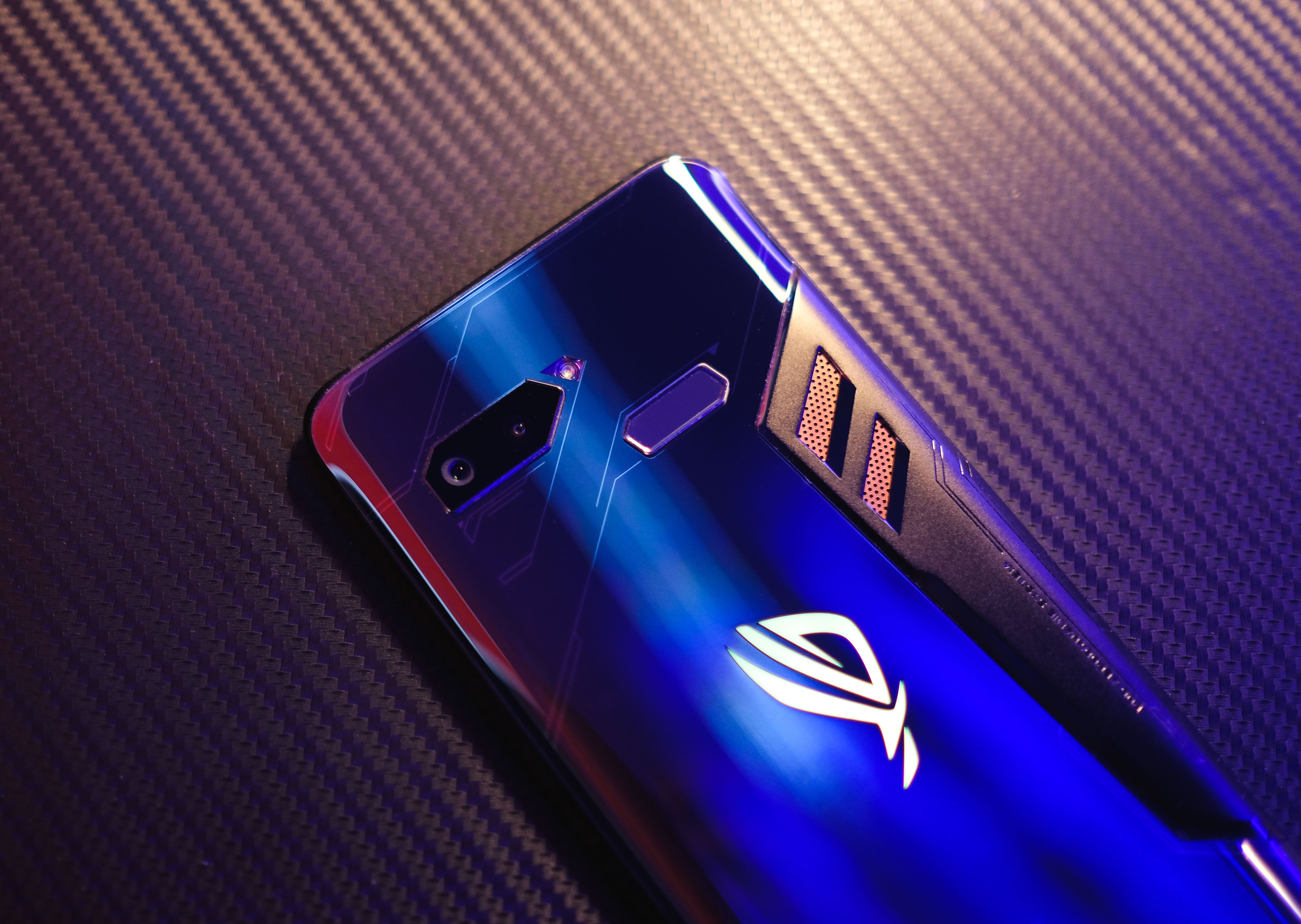 Danh gia ROG Phone - smartphone chuyen game co dang mua? hinh anh