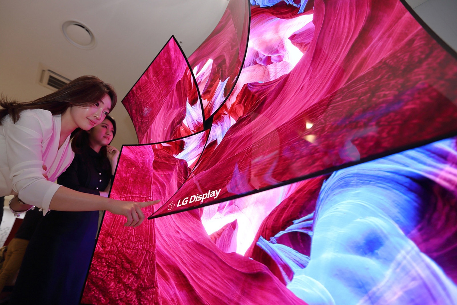 LG ra man hinh OLED 8K kich thuoc 88 inch tich hop loa trong hinh anh