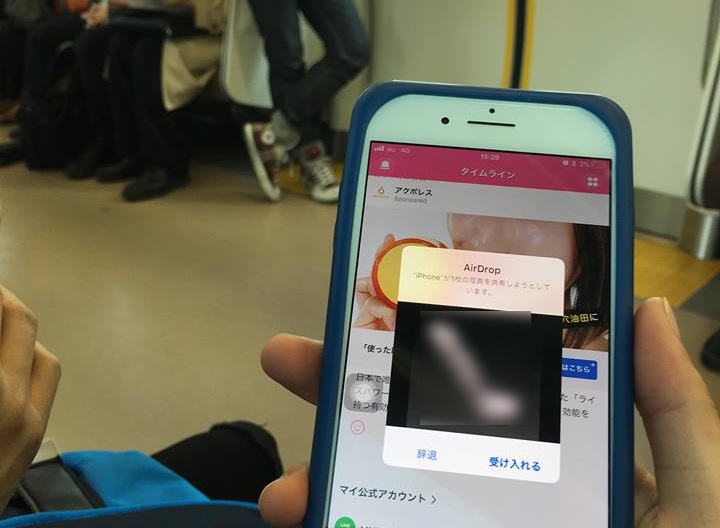 quay roi tinh duc bang Airdrop anh 1