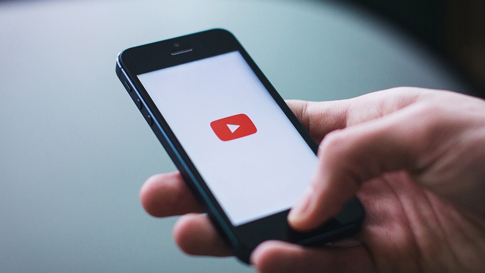 Giat minh dich vu gai goi 'tiep thi' tra hinh qua YouTube hinh anh