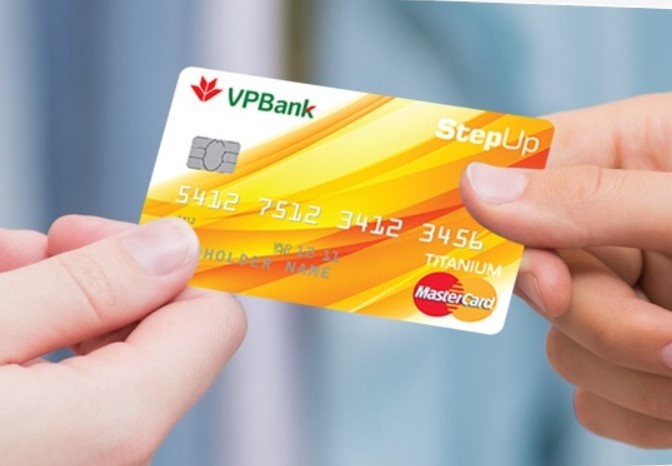 Bi khung bo doi no, vo doi ly hon sau khi mat tien trong the tin dung hinh anh