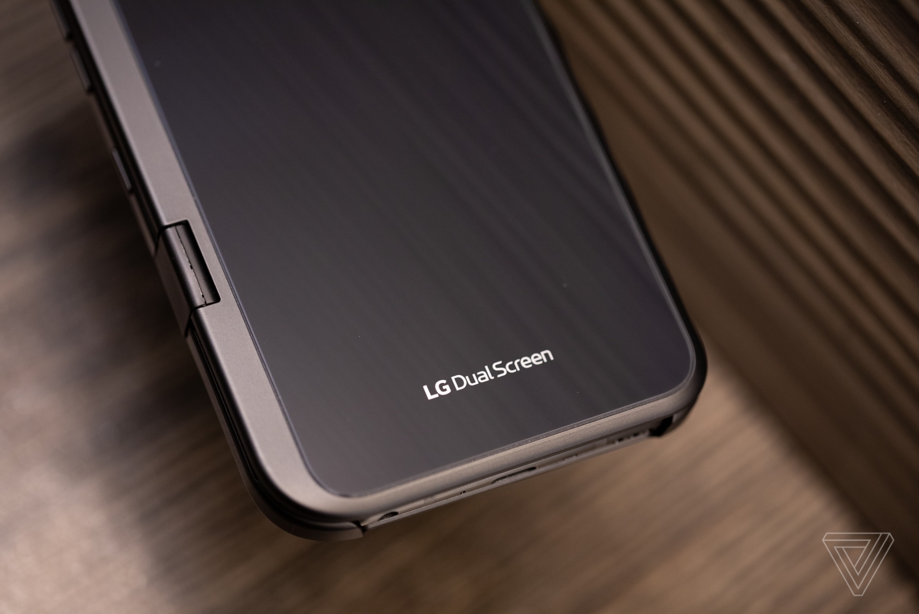 LG v50 man hinh gap anh 4