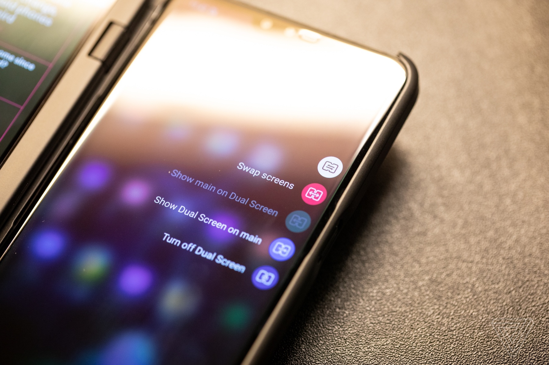 LG v50 man hinh gap anh 6