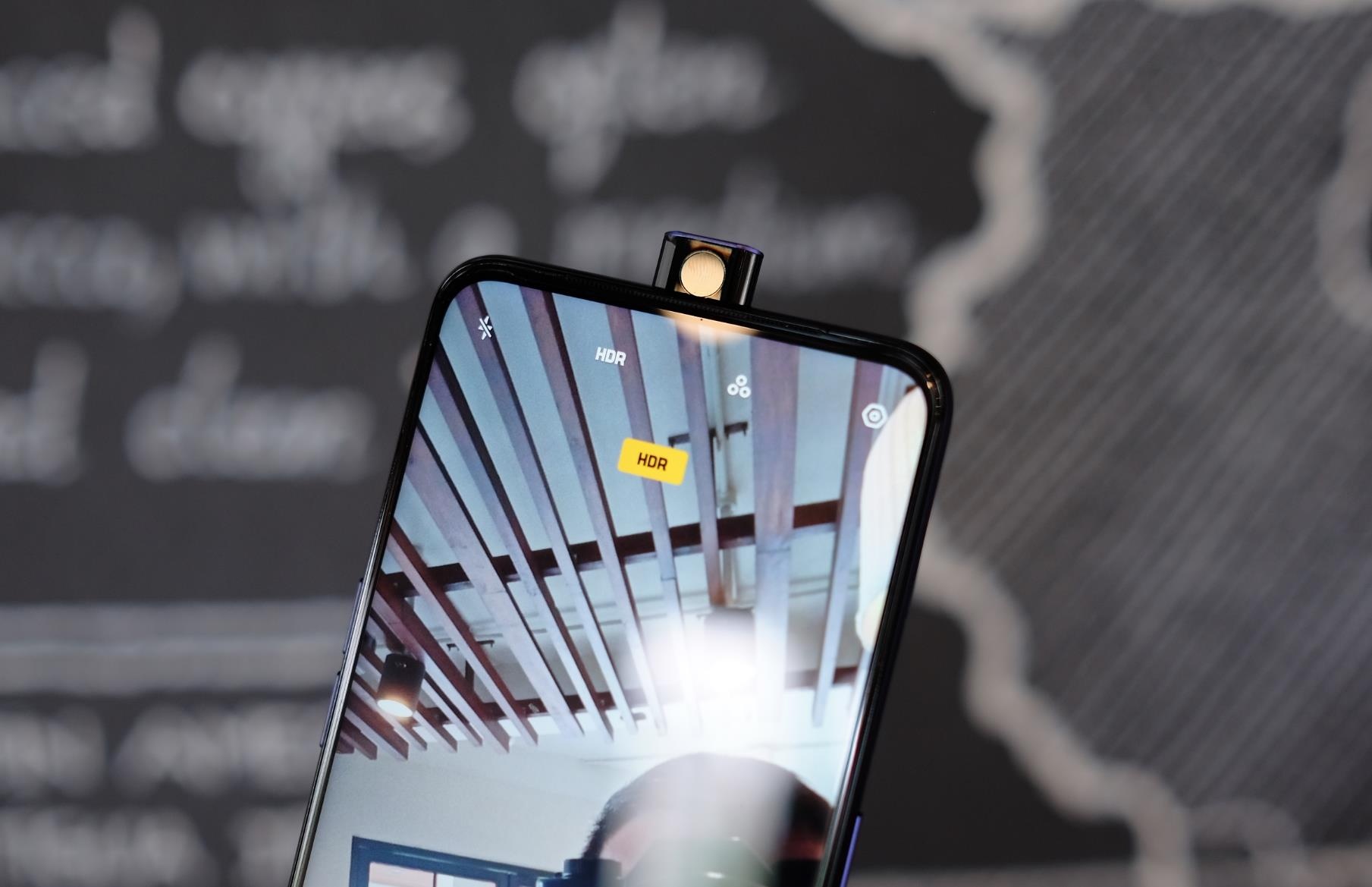 Vi sao Oppo tiep tuc theo duoi camera truot voi F11? hinh anh