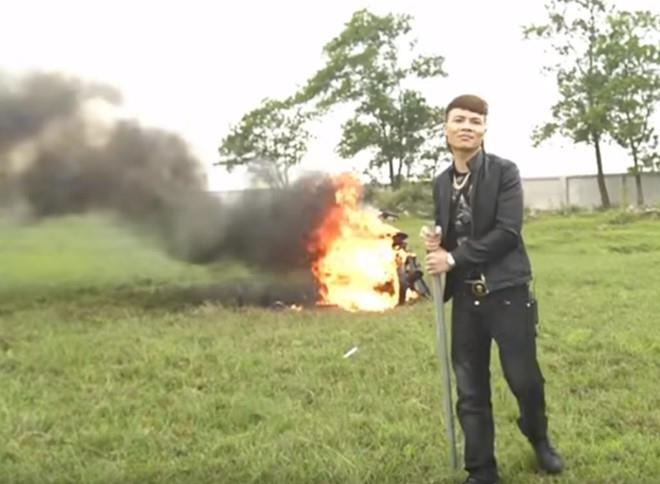 Lo bang chung Kha Banh dot xe kiem tien quang cao? hinh anh