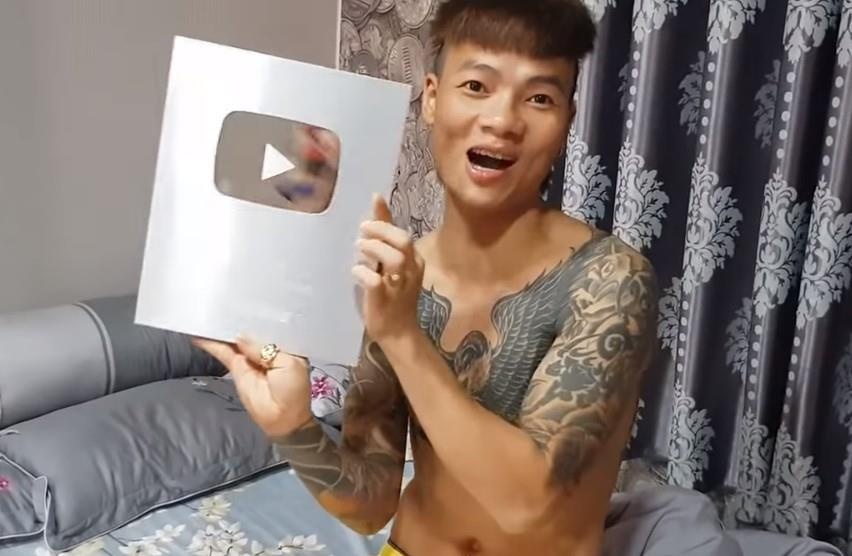 Kiem 450 trieu dong/thang tu YouTube, Kha Banh dung chieu tro gi? hinh anh