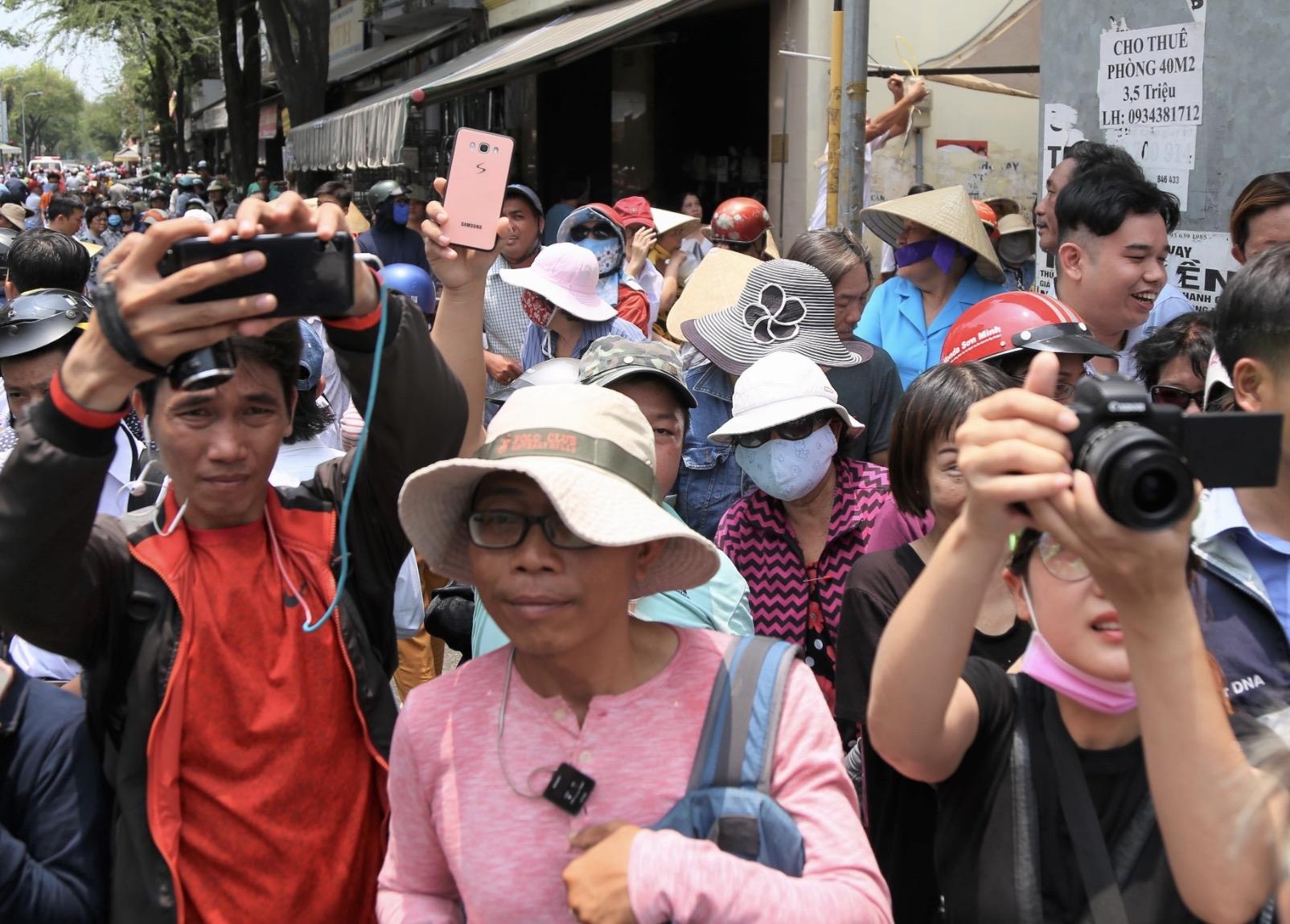 Dam dong livestream o dam tang Anh Vu co vi pham? hinh anh