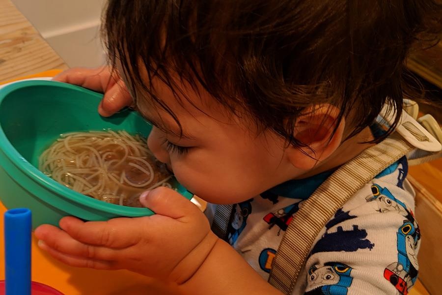 Vo Mark Zuckerberg khoe anh con gai an pho hinh anh