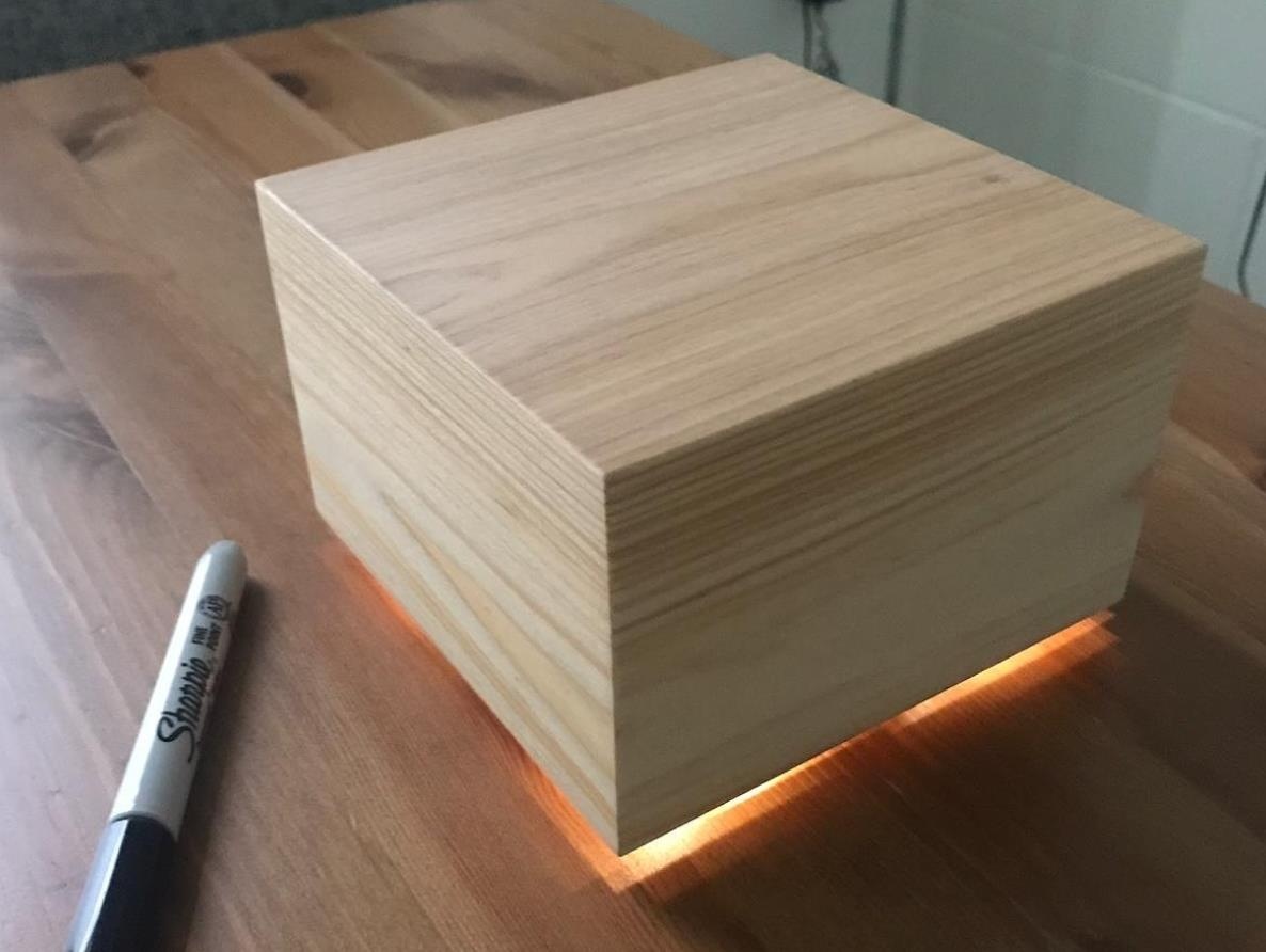 Ong chu Facebook che tao chiec hop go phat sang giup vo ngu ngon hinh anh