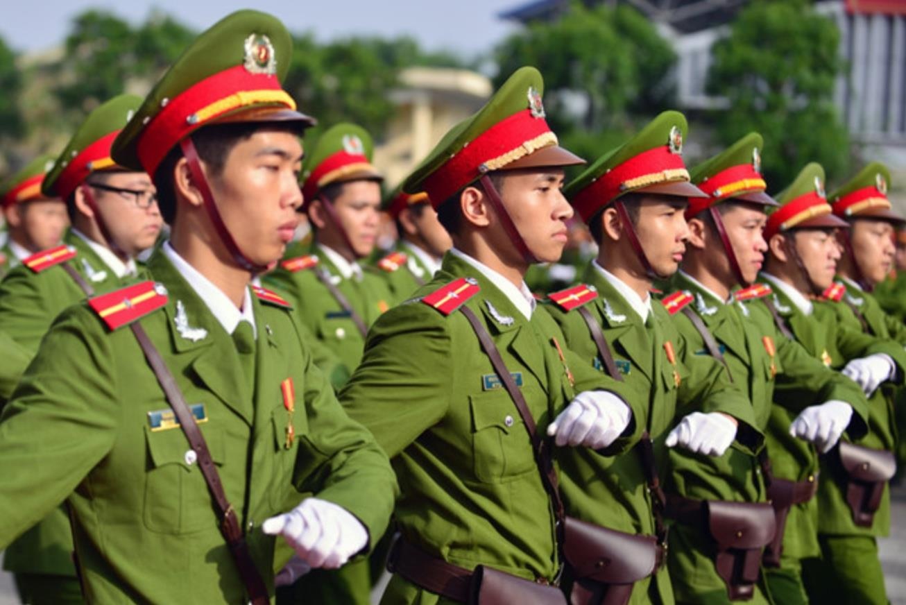 Can bo, cong an mua hang online trong gio lam viec co the bi ky luat hinh anh