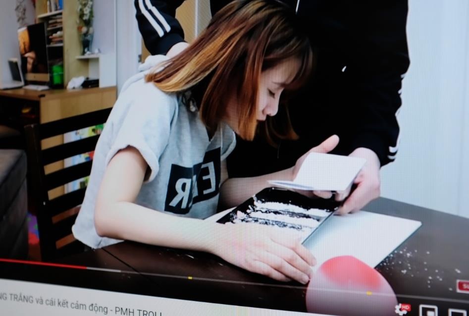 Toi so hai khi con minh xem video ma tuy tren YouTube hinh anh