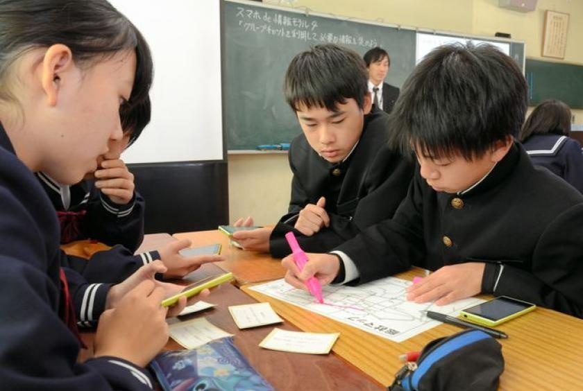 Hoc sinh Nhat sap duoc thoai mai dung smartphone o truong hinh anh