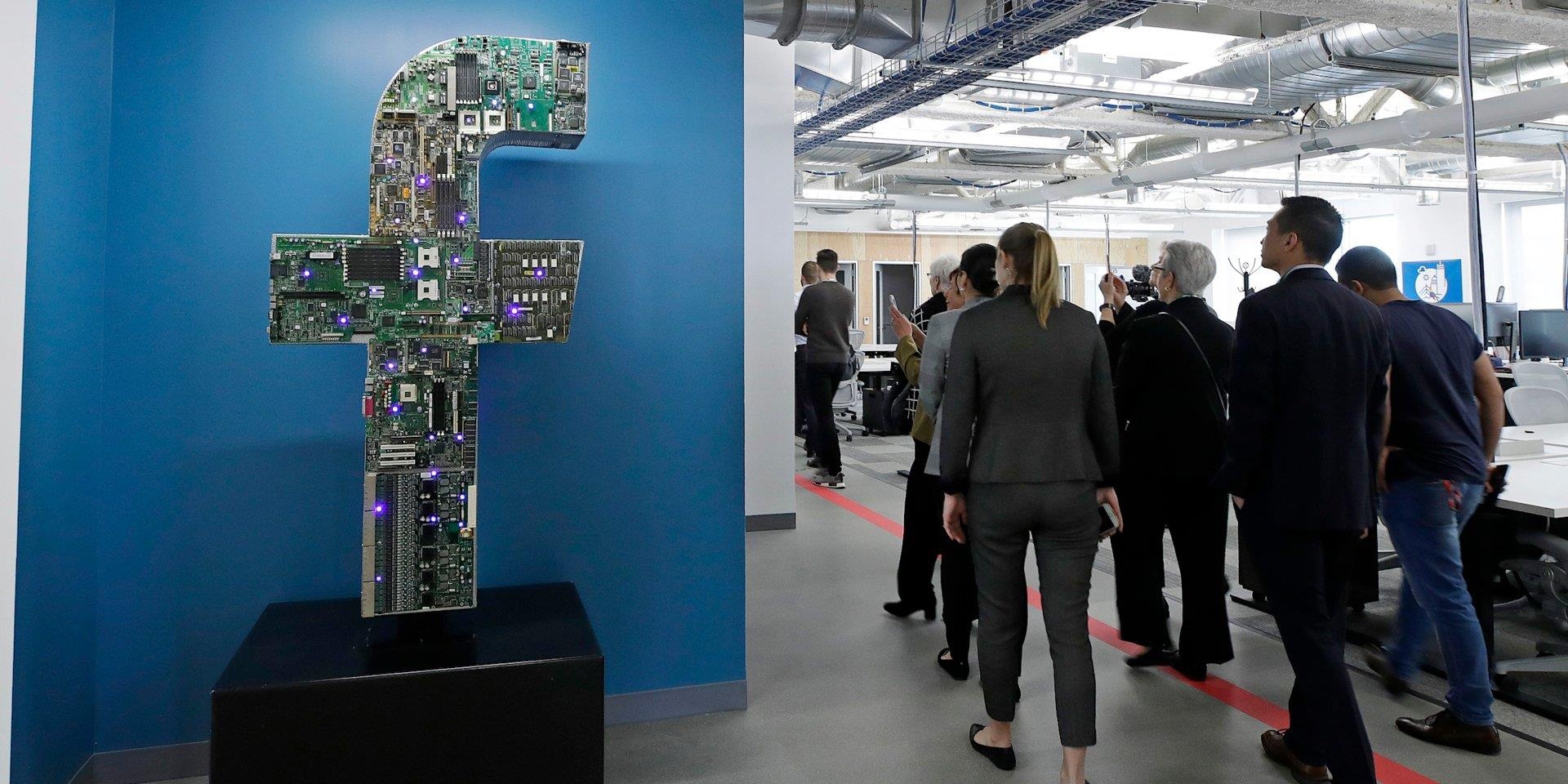 Goi hang la gay xon xao tru so Facebook hinh anh