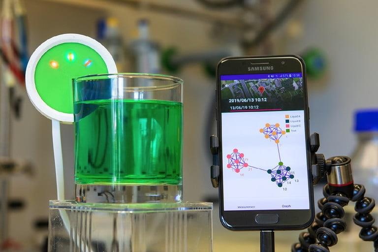 'Luoi dien tu' da co the nem va phan biet cac loai chat long hinh anh