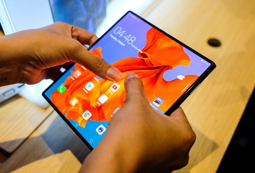 Ly do Huawei hoan ra mat smartphone man hinh gap Mate X hinh anh