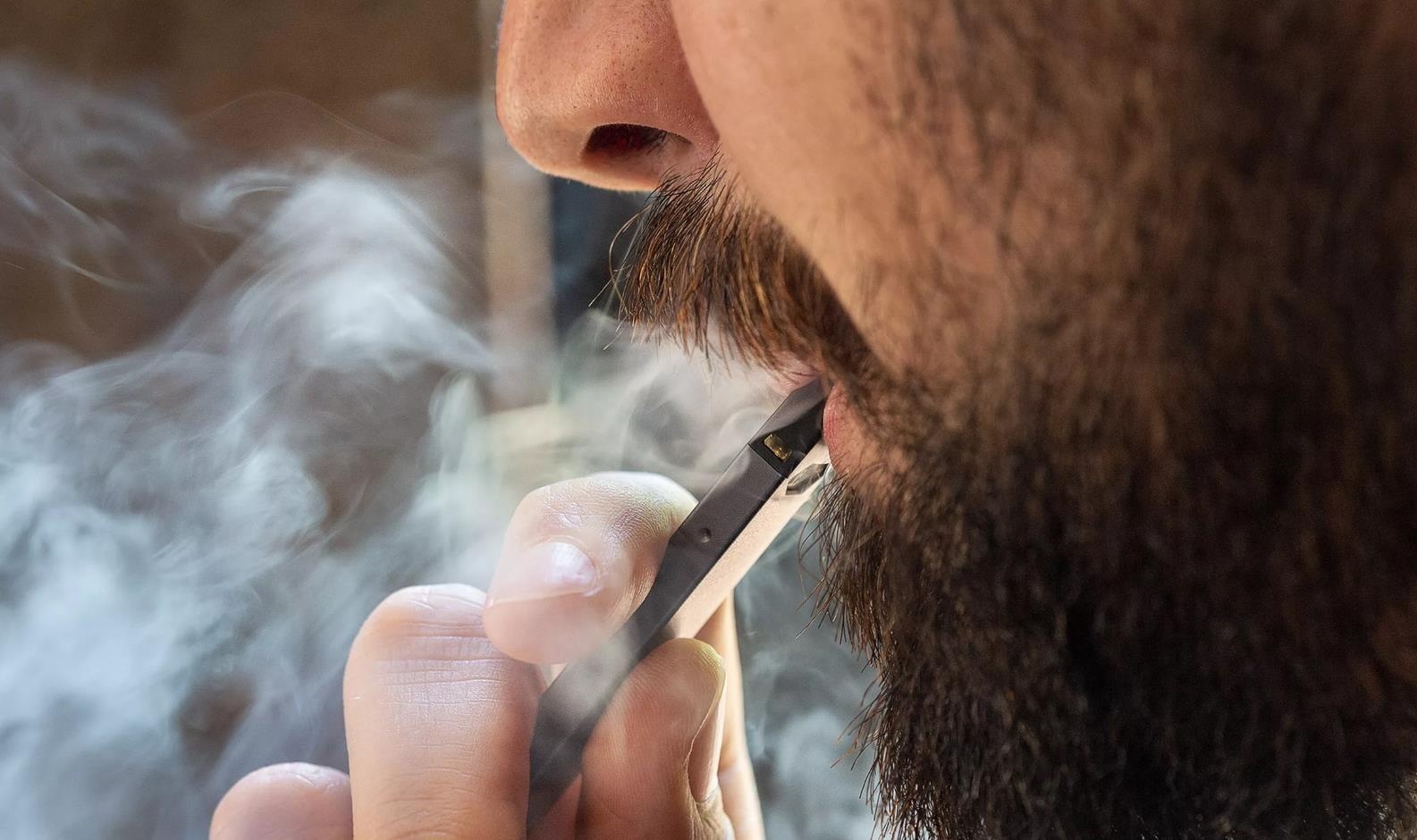 Hon 150 nguoi My mac benh nguy hiem vi hut thuoc la dien tu hinh anh