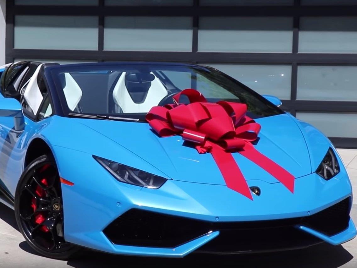 Vi 'tinh nghia anh em', YouTuber tang sieu xe 7 ty cho ban hinh anh